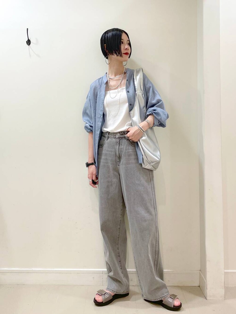 「GLOBAL WORK、シンプルコーデ、大人カジュアル、高見え、若見え、着痩せ・細見え、ママコーデ、楽ちんコーデ、普通_GLOBAL WORK、高身長、体型カバー、シャツ、キャミソール、デニムパンツ、パンツ」｜「GLOBAL WORKのGOODデニムバギーパンツ/118365（デニムパンツ、グレー系）」を使った、るんるんさん（レディース・168cm）の夏コーディネートの2枚目の写真