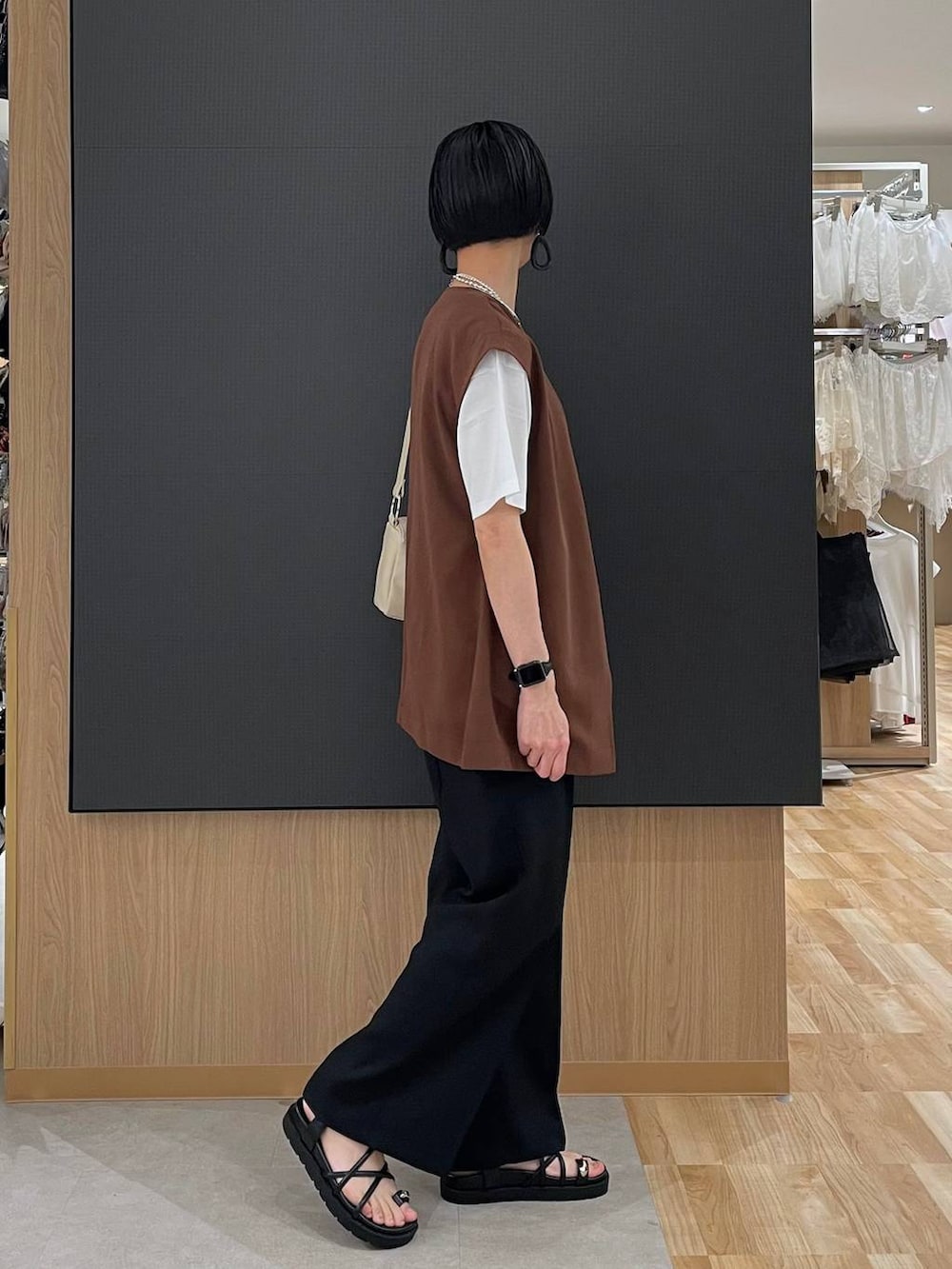 ブラック系のその他パンツ、ホワイト系のTシャツ/カットソー、ブラック系のサンダルを着用したレディースの春コーディネートの3枚目の写真