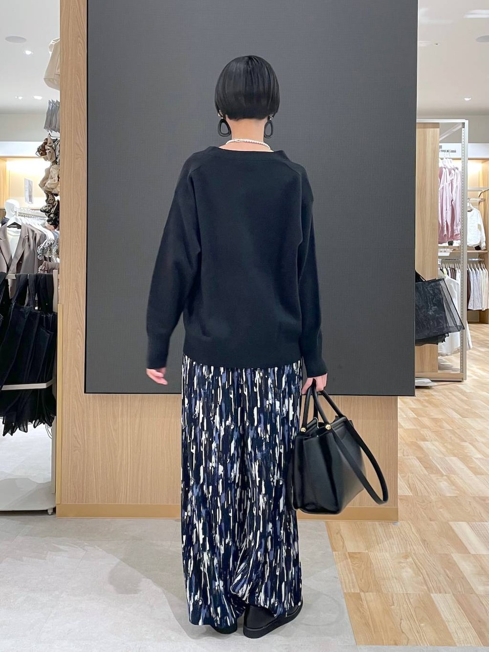 ブラック系のローファー、ブラック系のブルゾン、ブラック系のトートバッグを着用したレディースの春コーディネートの8枚目の写真