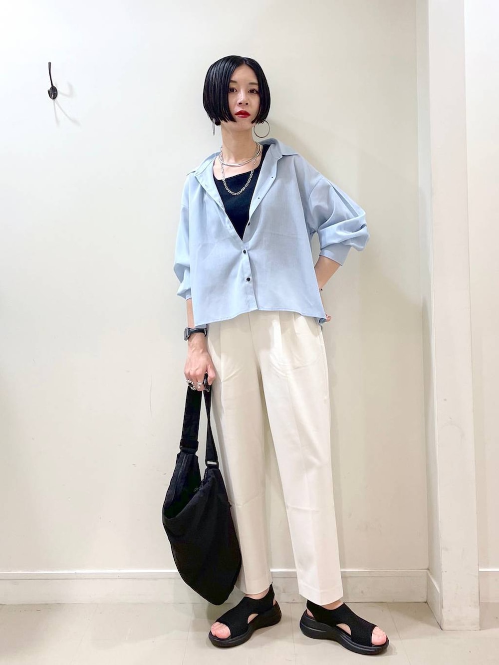「高見え、若見え、着痩せ・細見え、ママコーデ、楽ちんコーデ、普通_GLOBAL WORK、高身長、体型カバー、GLOBAL WORK、シンプルコーデ、大人カジュアル、シャツ、タンクトップ、テーパードパンツ、パンツ」|「GLOBAL WORKのウツクシルエットテーパードパンツ/133595(その他パンツ、ホワイト系)」を使った、るんるんさん(レディース・168cm)の春コーディネートの5枚目の写真