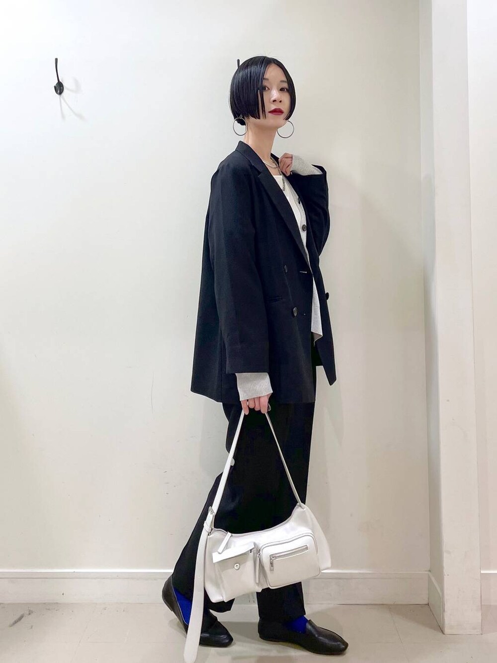 「ジャケット、ジャケットスタイル、カーディガン、タンクトップ、セットアップ、楽ちんコーデ、体型カバー、春コーデ、ネックレス、ショルダーバッグ、バッグ、高見え、若見え、着痩せ・細見え、ママコーデ」|「GLOBAL WORKのらくっション踏めるバブーシュ/136007(その他シューズ、ブラック系)」を使った、るんるんさん(レディース・168cm)の春コーディネートの3枚目の写真