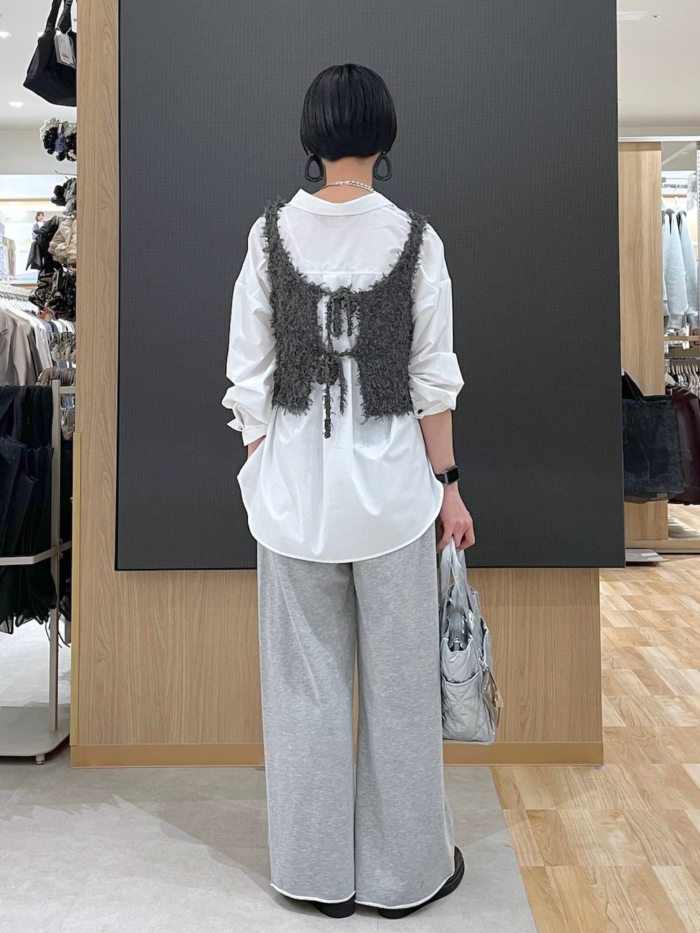 ブラック系のローファー、シルバー系のトートバッグ、ホワイト系のシャツ/ブラウスを着用したレディースの冬コーディネートの9枚目の写真