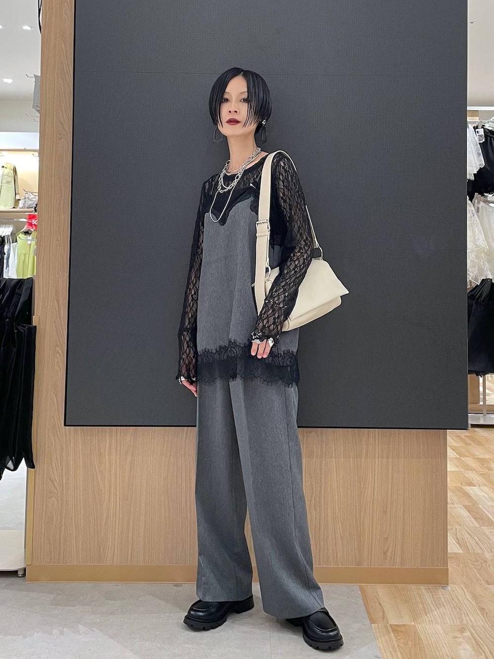 ブラック系のローファー、ブラック系のTシャツ/カットソー、ブラック系のタンクトップを着用したレディースの秋コーディネートの10枚目の写真