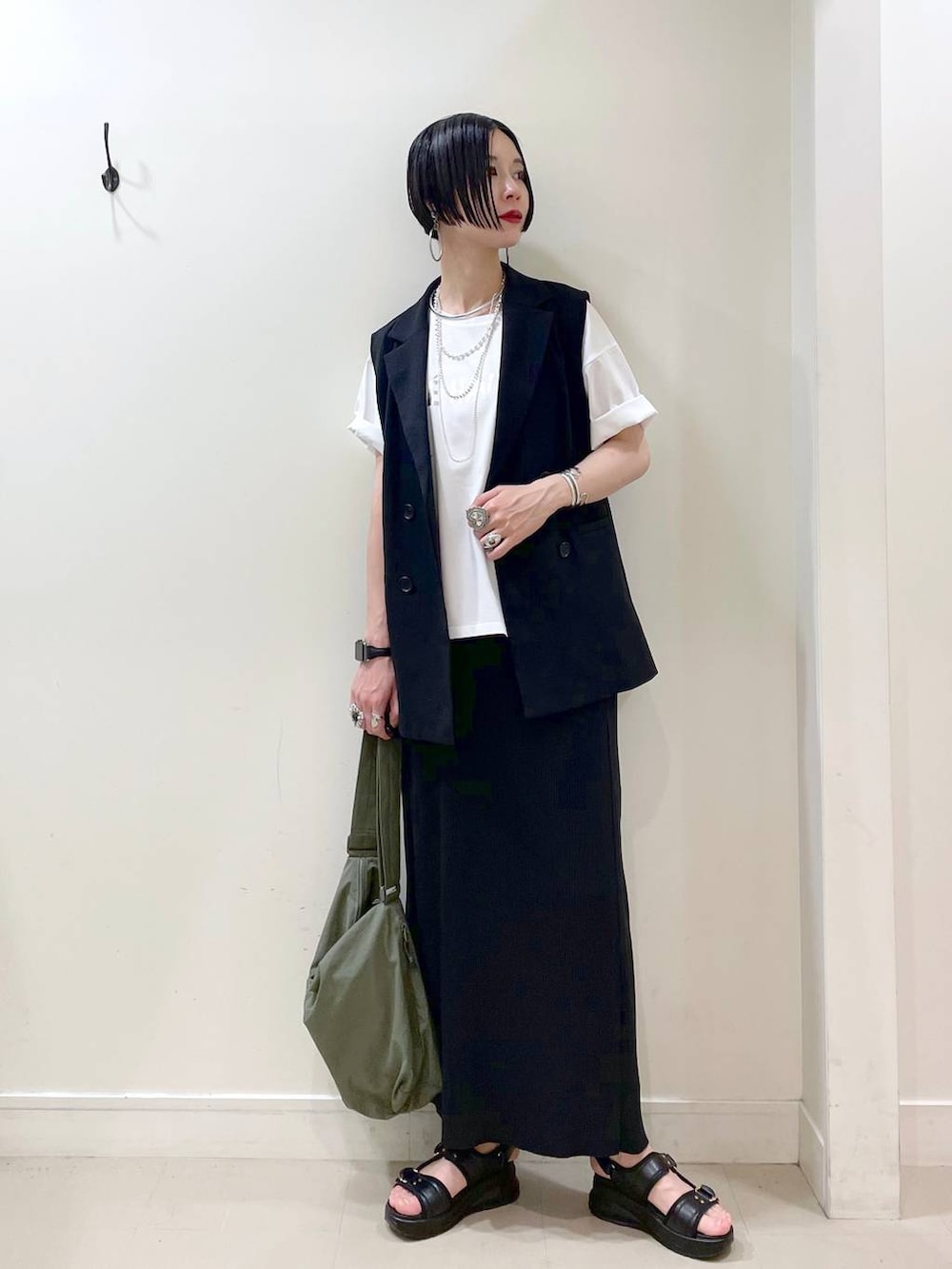 「高見え、若見え、着痩せ・細見え、ママコーデ、楽ちんコーデ、普通_GLOBAL WORK、高身長、体型カバー、GLOBAL WORK、シンプルコーデ、大人カジュアル、Tシャツ、ベスト、スカート、ネックレス」|「GLOBAL WORKのリッチクリーンプリントT半袖/147640(Tシャツ/カットソー、ホワイト系)」を使った、るんるんさん(レディース・168cm)の夏コーディネートの3枚目の写真