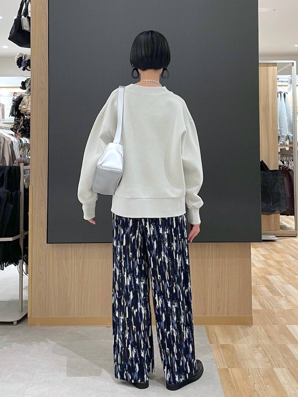 ブラック系のローファー、ブルー系のデニムジャケット、ベージュ系のスウェットを着用したレディースの冬コーディネートの10枚目の写真