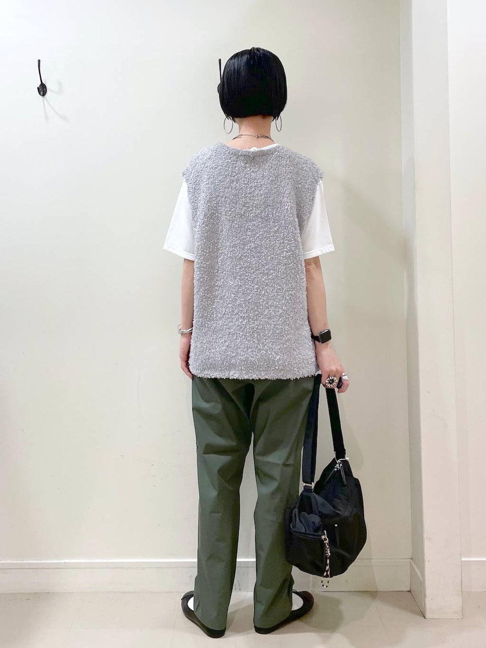 「高見え、若見え、着痩せ・細見え、ママコーデ、楽ちんコーデ、普通_GLOBAL WORK、高身長、体型カバー、GLOBAL WORK、シンプルコーデ、大人カジュアル、ベスト、Tシャツ、テーパードパンツ、ショルダーバッグ」|「GLOBAL WORKのらくっション撥水バレエ/135873(バレエシューズ、ブラック系)」を使った、るんるんさん(レディース・168cm)の春コーディネートの3枚目の写真