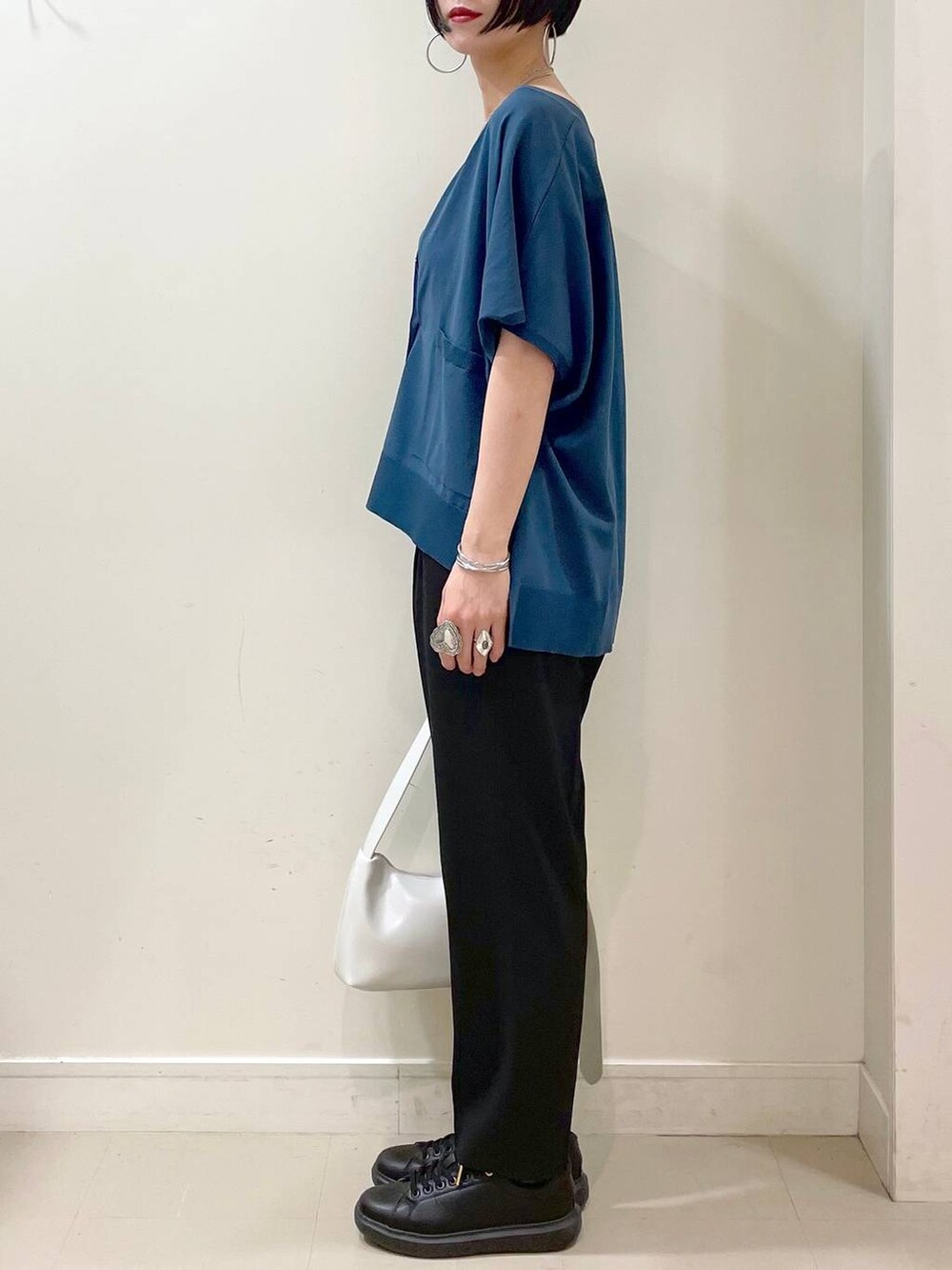 「カーディガン、キャミソール、カップ付きインナー、テーパードパンツ、パンツ、ネックレス、スニーカー、ショルダーバッグ、春コーデ、高見え、若見え、着痩せ・細見え、ママコーデ、楽ちんコーデ、普通_GLOBAL WORK」｜「GLOBAL WORKのエアかるコートスニーカー/135742（スニーカー、ブラック系）」を使った、るんるんさん（レディース・168cm）の春コーディネートの5枚目の写真
