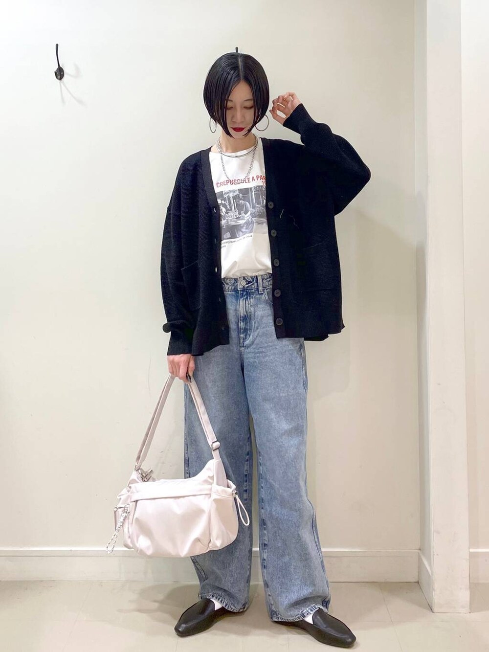 「楽ちんコーデ、普通_GLOBAL WORK、高身長、体型カバー、シンプルコーデ、マウンテンパーカー、アウター、春コーデ、カーディガン、Tシャツ、ネックレス、高見え、若見え、着痩せ・細見え、ママコーデ」|「GLOBAL WORKのGOODデニムバギーパンツ/118365(デニムパンツ、ブルー系)」を使った、るんるんさん(レディース・168cm)の春コーディネートの7枚目の写真