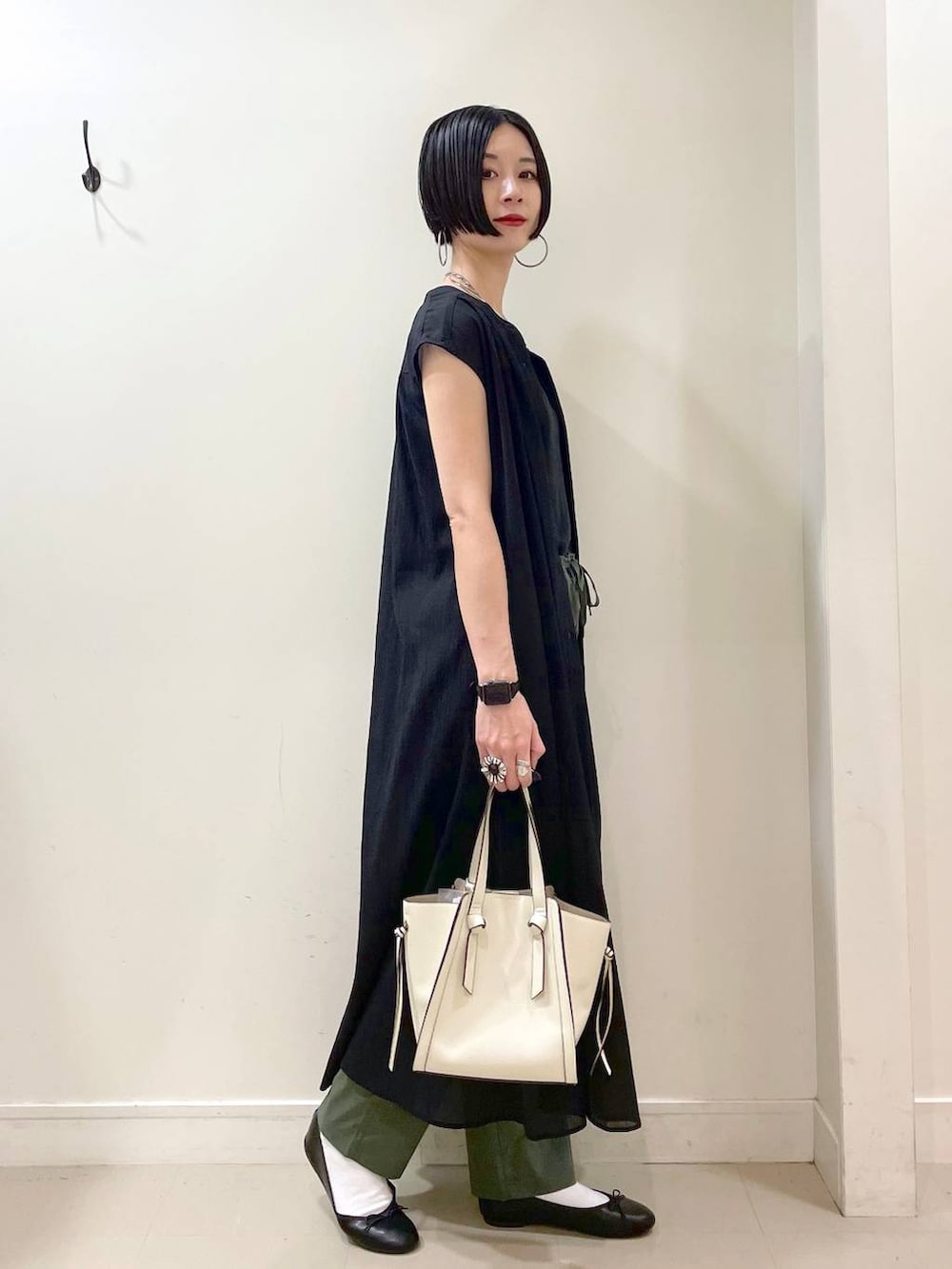 「高見え、若見え、着痩せ・細見え、ママコーデ、楽ちんコーデ、普通_GLOBAL WORK、高身長、体型カバー、GLOBAL WORK、シンプルコーデ、大人カジュアル、ワンピース、タンクトップ、テーパードパンツ、パンツ」|「GLOBAL WORKのらくっション撥水バレエ/135873(バレエシューズ、ブラック系)」を使った、るんるんさん(レディース・168cm)の夏コーディネートの3枚目の写真