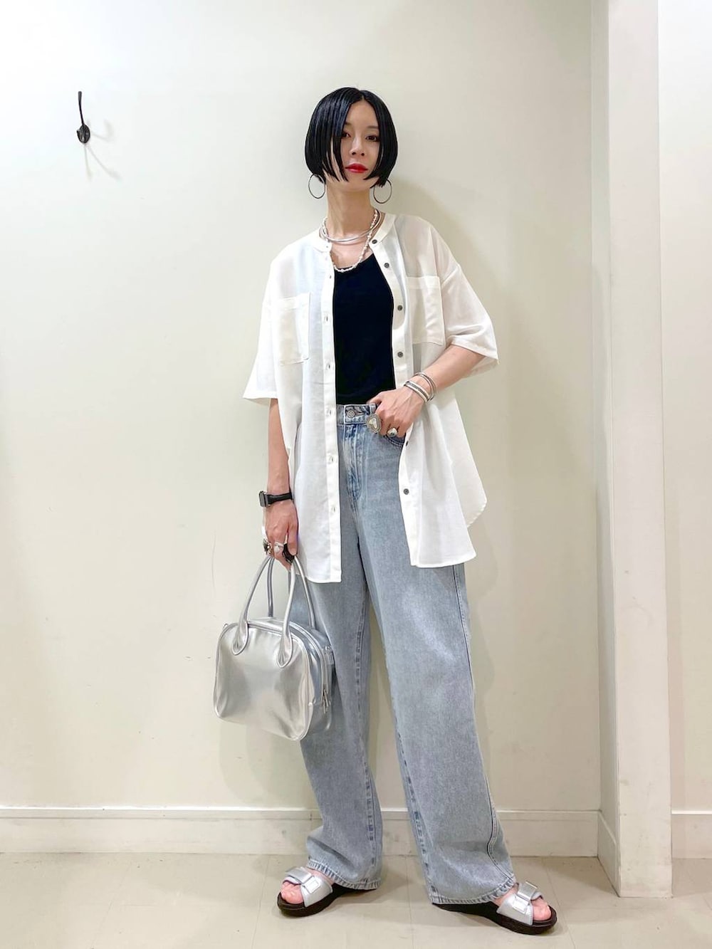 「高見え、若見え、着痩せ・細見え、ママコーデ、楽ちんコーデ、普通_GLOBAL WORK、高身長、体型カバー、GLOBAL WORK、シンプルコーデ、大人カジュアル、シャツ、カップ付きインナー、ワイドパンツ、パンツ」|「GLOBAL WORKのGOODデニムバギーパンツ/118365(デニムパンツ、ブルー系)」を使った、るんるんさん(レディース・168cm)の夏コーディネートの2枚目の写真