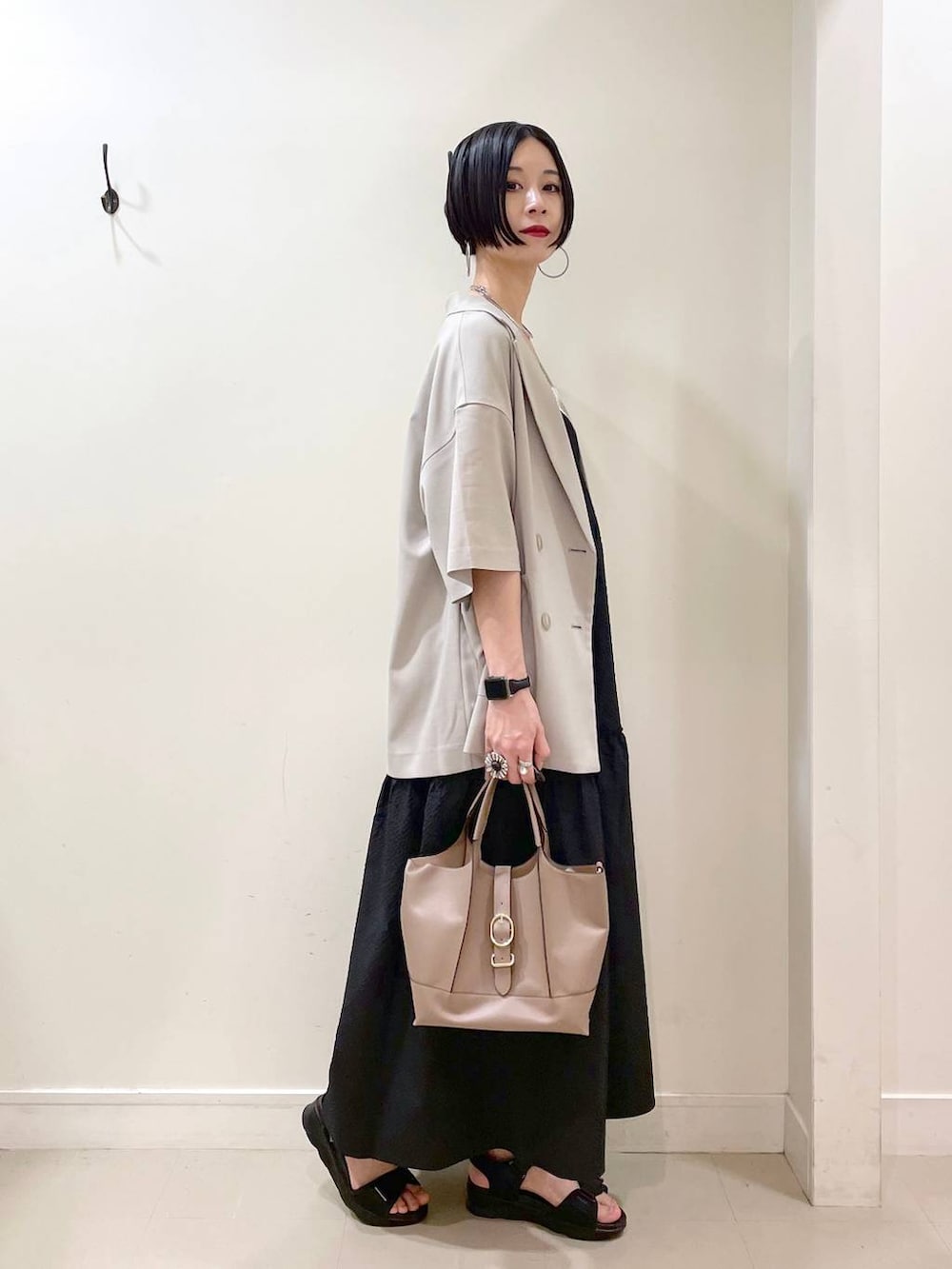 「高見え、若見え、着痩せ・細見え、ママコーデ、楽ちんコーデ、普通_GLOBAL WORK、高身長、体型カバー、GLOBAL WORK、シンプルコーデ、大人カジュアル、ジャケット、ワンピース、キャミソール、カップ付きインナー」|「GLOBAL WORKのアップルウォッチ/合皮バンド/160631(デジタル腕時計、ブラック系)」を使った、るんるんさん(レディース・168cm)の夏コーディネートの2枚目の写真