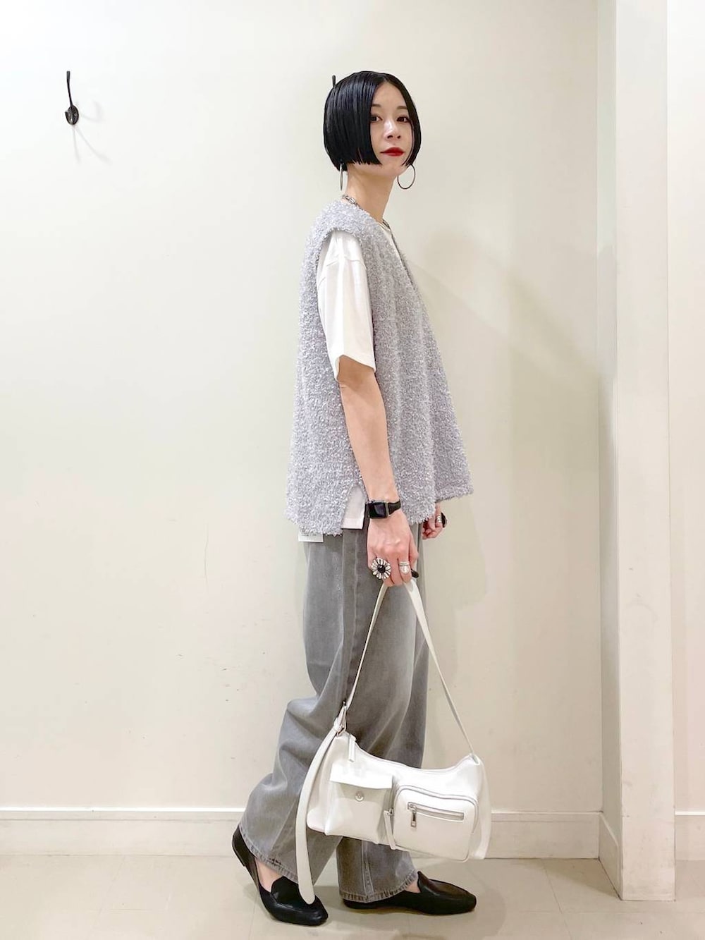 「ママコーデ、楽ちんコーデ、普通_GLOBAL WORK、高身長、体型カバー、GLOBAL WORK、シンプルコーデ、大人カジュアル、Tシャツ、ベスト、ワイドパンツ、パンツ、デニムパンツ、春コーデ、春夏コーデ」｜「GLOBAL WORKのらくっション踏めるバブーシュ/136007（その他シューズ、ブラック系）」を使った、るんるんさん（レディース・168cm）の春コーディネートの3枚目の写真