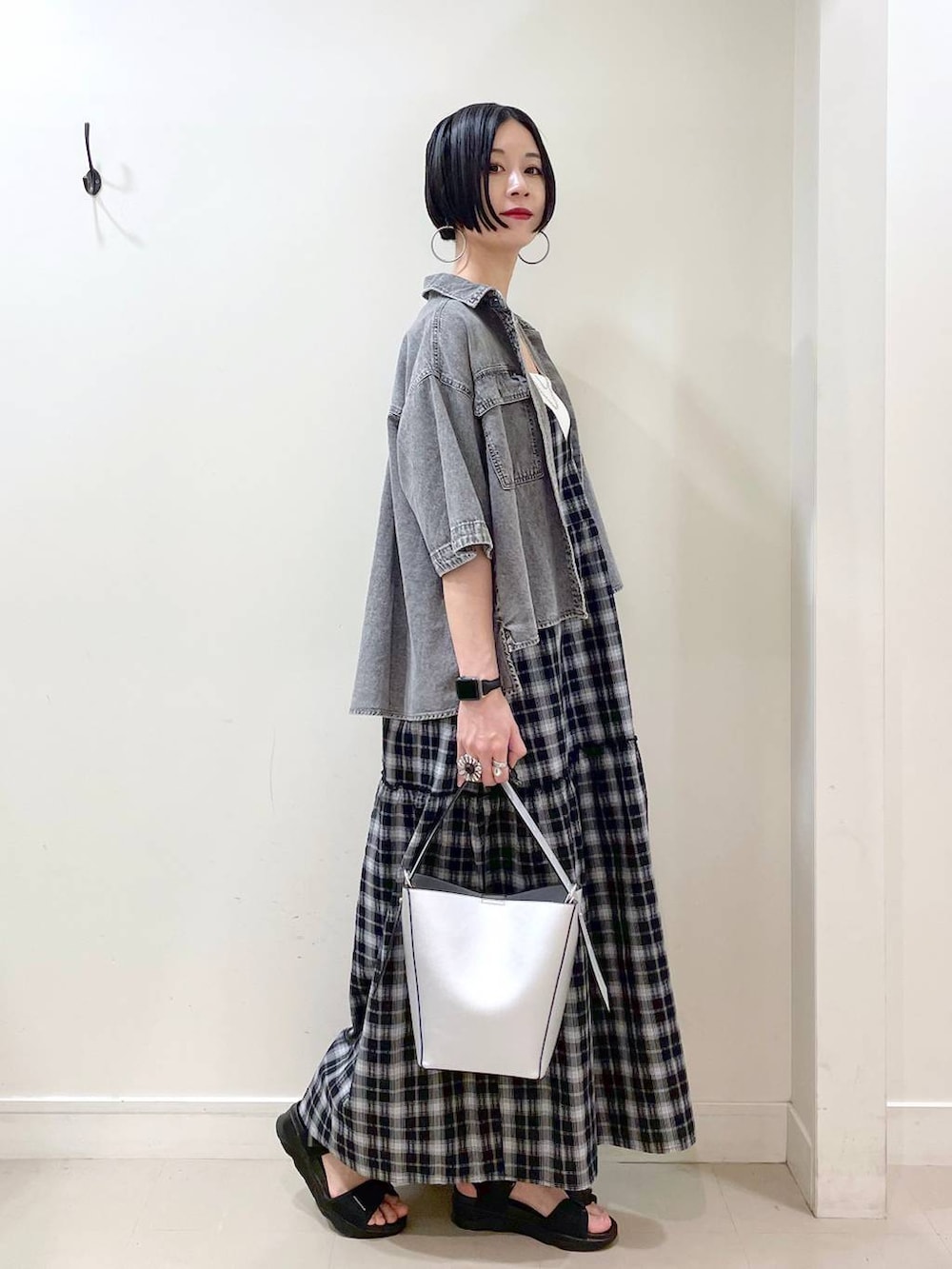 「高見え、若見え、着痩せ・細見え、ママコーデ、楽ちんコーデ、普通_GLOBAL WORK、高身長、体型カバー、GLOBAL WORK、シンプルコーデ、大人カジュアル、デニムシャツ、シャツ、タンクトップ、ワンピース」|「GLOBAL WORKのスペ軽5WAYショルダー/253022(ショルダーバッグ、シルバー系)」を使った、るんるんさん(レディース・168cm)の夏コーディネートの3枚目の写真