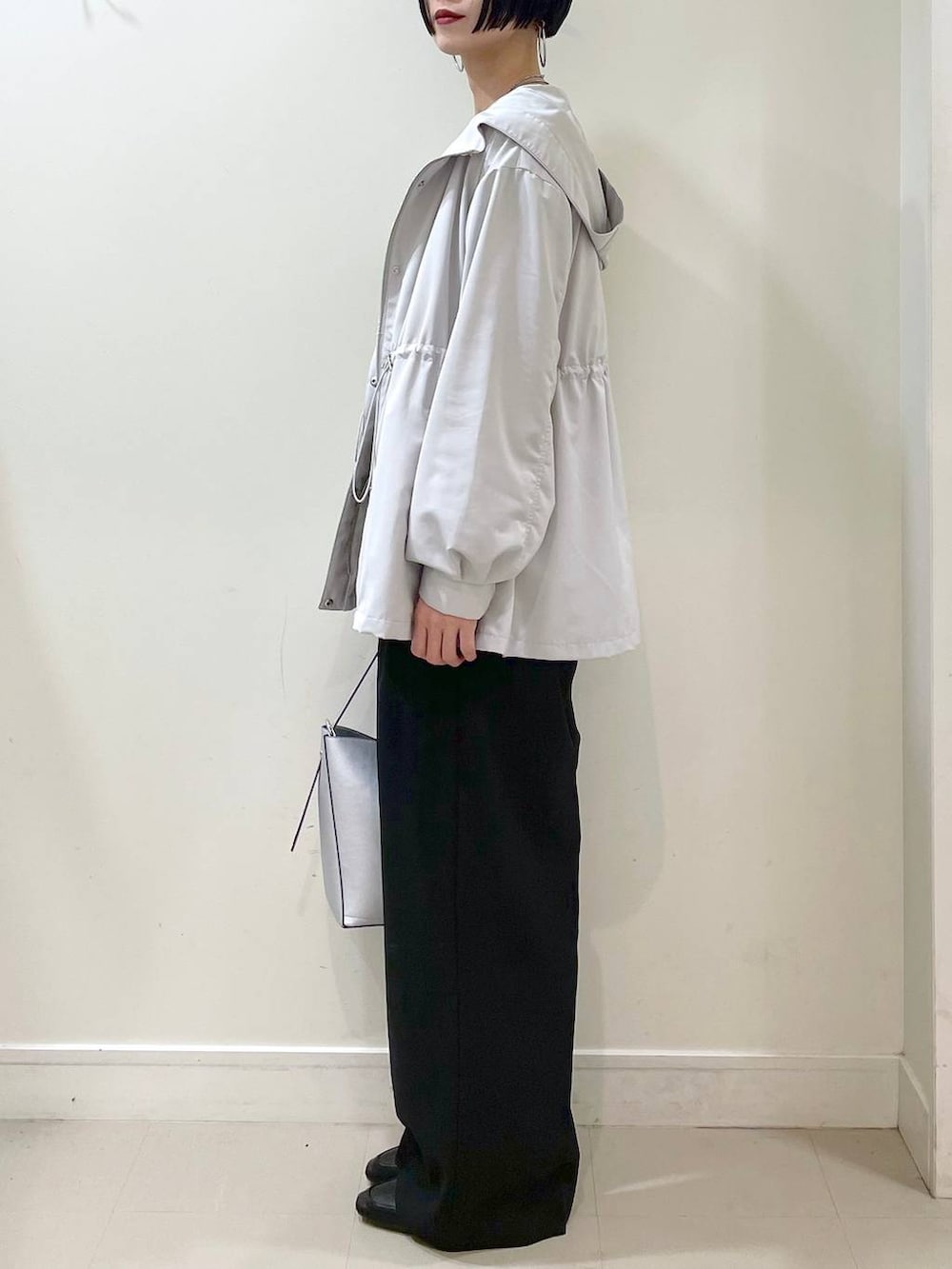 「マウンテンパーカー、ブルゾン、アウター、カーディガン、Tシャツ、ロンT、春コーデ、ワイドパンツ、パンツ、楽ちんコーデ、体型カバー、シンプルコーデ、ネックレス、高見え、若見え」|「GLOBAL WORKのらくっション踏めるバブーシュ/136007(その他シューズ、ブラック系)」を使った、るんるんさん(レディース・168cm)の春コーディネートの5枚目の写真