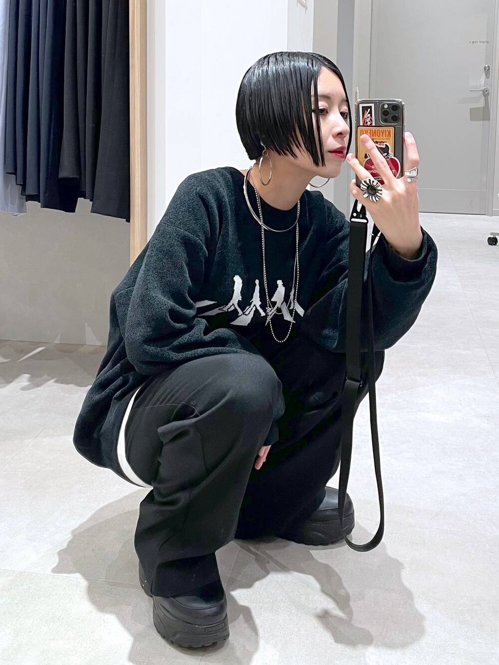 ブラック系のその他パンツ、ホワイト系のTシャツ/カットソー、ブラック系のTシャツ/カットソーを着用したレディースの冬コーディネートの5枚目の写真