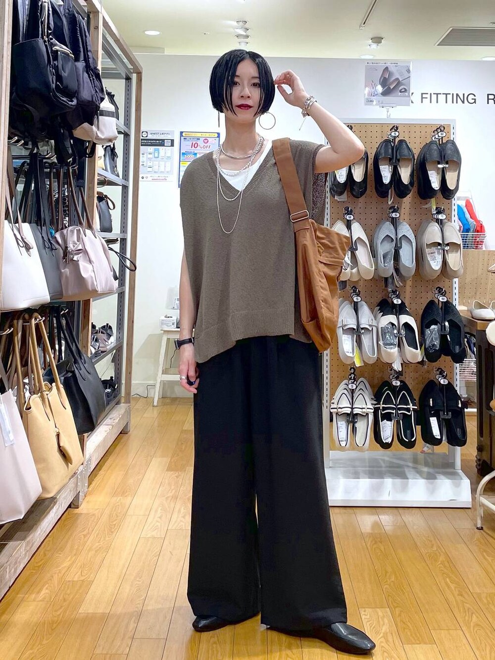 ブラック系のその他シューズ、ブラック系のその他パンツ、ブラウン系のベストを着用したレディースの秋コーディネートの6枚目の写真