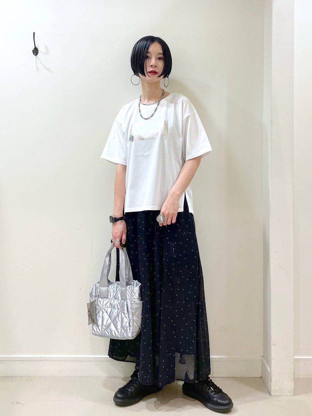 「高見え、若見え、着痩せ・細見え、ママコーデ、楽ちんコーデ、普通_GLOBAL WORK、高身長、体型カバー、GLOBAL WORK、シンプルコーデ、ブルゾン、Tシャツ、スカート、大人カジュアル、春コーデ」|「GLOBAL WORKのエアかるコートスニーカー/135742(スニーカー、ブラック系)」を使った、るんるんさん(レディース・168cm)の春コーディネートの6枚目の写真