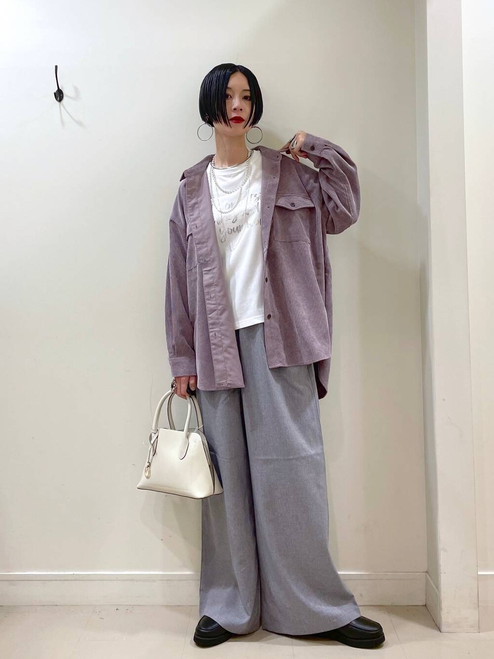 ブラック系のローファー、ホワイト系のショルダーバッグ、ホワイト系のTシャツ/カットソーを着用したレディースの秋コーディネートの2枚目の写真