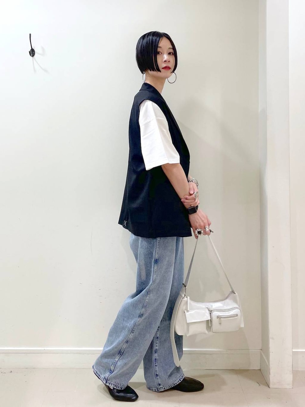 「シンプルコーデ、大人カジュアル、高見え、若見え、着痩せ・細見え、ママコーデ、楽ちんコーデ、普通_GLOBAL WORK、高身長、体型カバー、GLOBAL WORK、ベスト、Tシャツ、デニムパンツ、パンツ」|「GLOBAL WORKのGOODデニムバギーパンツ/118365(デニムパンツ、ブルー系)」を使った、るんるんさん(レディース・168cm)の春コーディネートの3枚目の写真