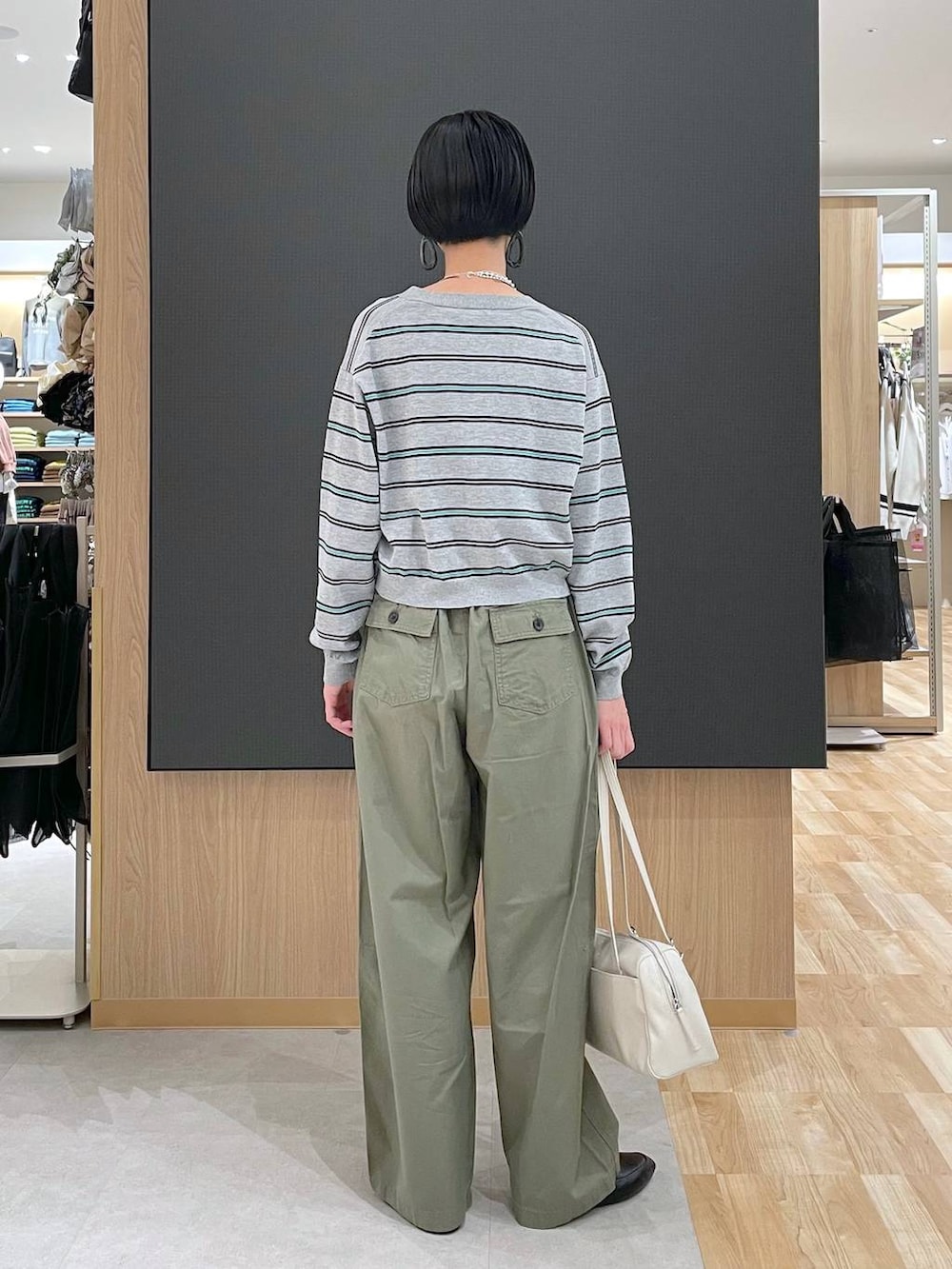 ブラック系のその他シューズ、ベージュ系のショルダーバッグ、ホワイト系のキャミソールを着用したレディースの春コーディネートの3枚目の写真