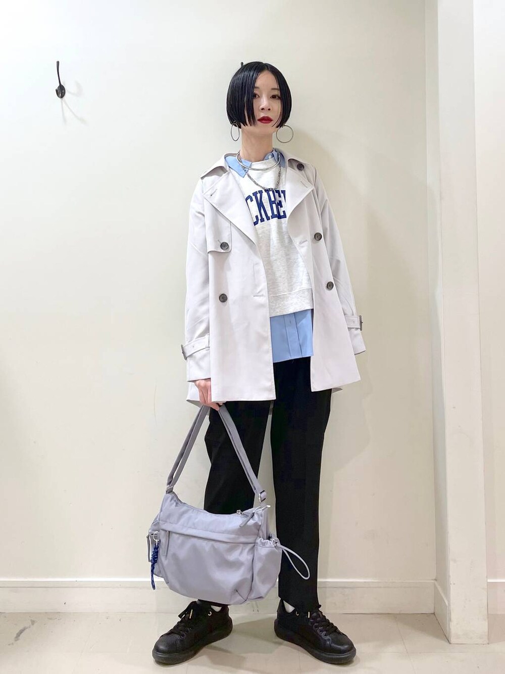 「高身長、高見え、若見え、着痩せ・細見え、ママコーデ、普通_GLOBAL WORK、GLOBAL WORK、トレンチコート、コート、スウェット、テーパードパンツ、パンツ、楽ちんコーデ、体型カバー、ショルダーバッグ」|「GLOBAL WORKのウツクシルエットテーパードパンツ/133595(その他パンツ、ブラック系)」を使った、るんるんさん(レディース・168cm)の春コーディネートの5枚目の写真