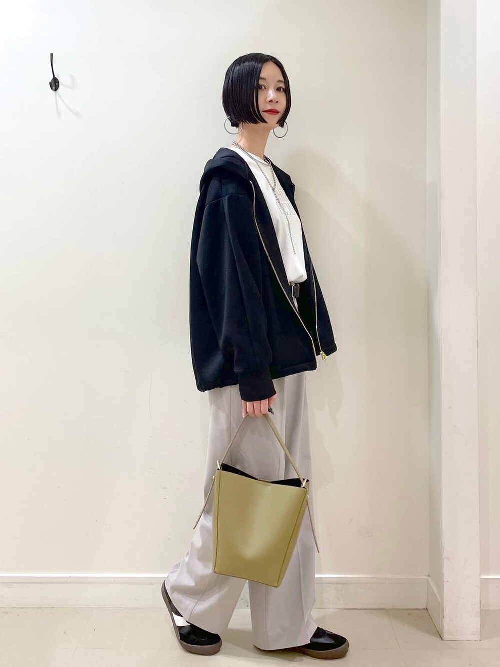 「高見え、若見え、着痩せ・細見え、ママコーデ、普通_GLOBAL WORK、高身長、GLOBAL WORK、パーカー、Tシャツ、ワイドパンツ、パンツ、楽ちんコーデ、体型カバー、ネックレス、ショルダーバッグ」｜「GLOBAL WORKのステンレスボールY字ネックレス/106439（ネックレス、シルバー系）」を使った、るんるんさん（レディース・168cm）の春コーディネートの2枚目の写真