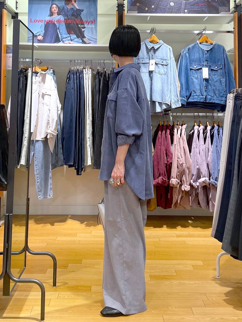 ブラック系のその他シューズ、シルバー系のショルダーバッグ、ブルー系のシャツ/ブラウスを着用したレディースの秋コーディネートの5枚目の写真