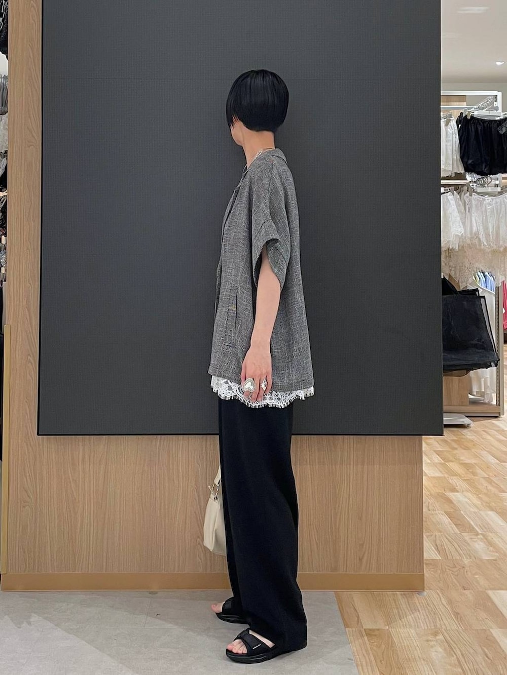 ブラック系のその他パンツ、ホワイト系のタンクトップ、ホワイト系のキャミソールを着用したレディースの夏コーディネートの4枚目の写真