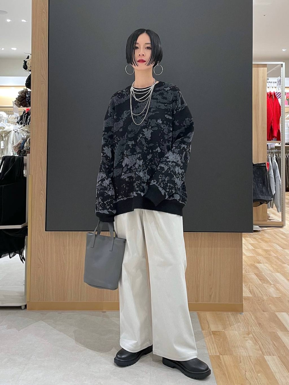 ブラック系のダウンジャケット/コート、グレー系のその他パンツ、ブラック系のブーツを着用したレディースの冬コーディネートの6枚目の写真