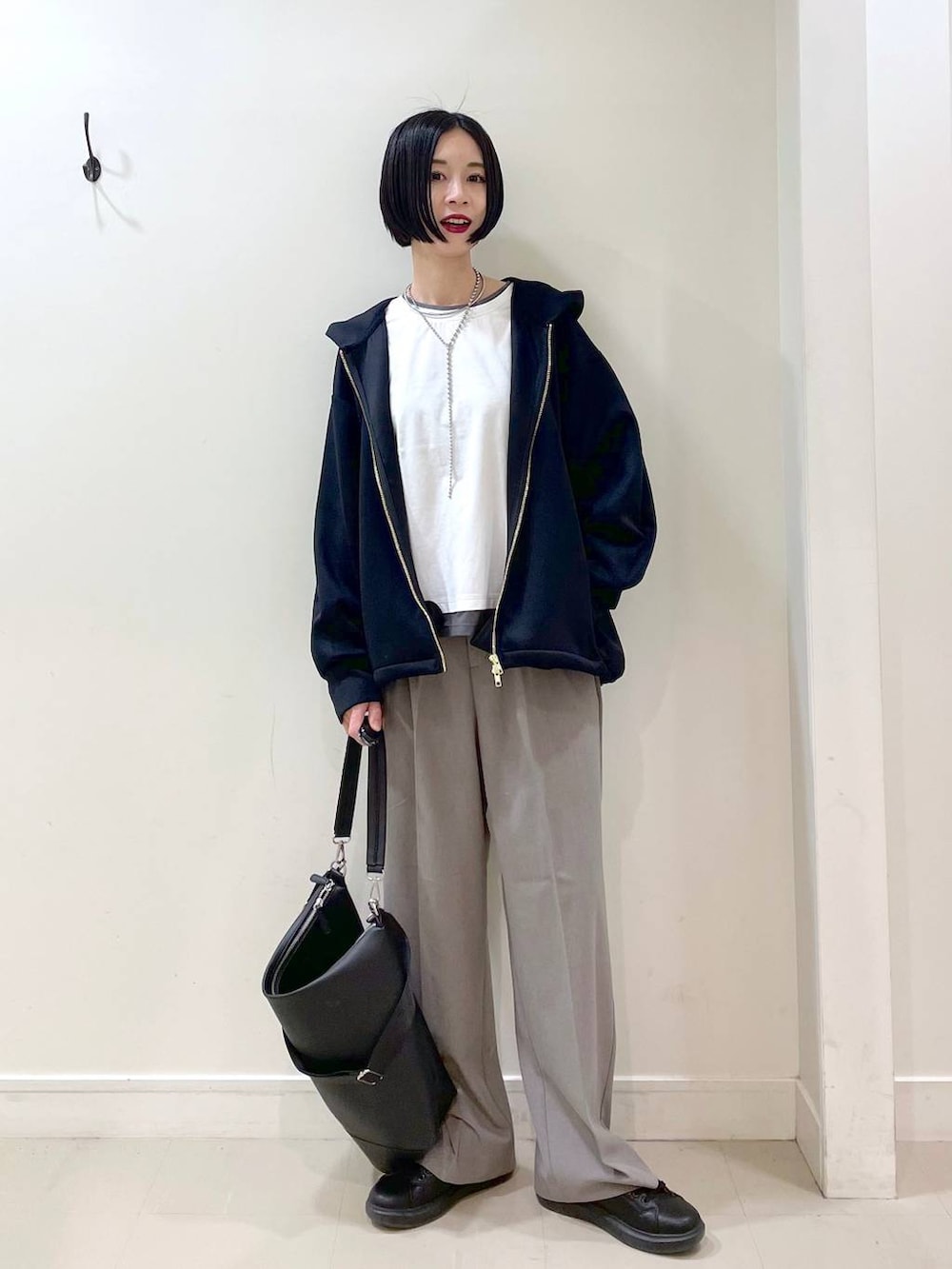 「高見え、若見え、着痩せ・細見え、ママコーデ、普通_GLOBAL WORK、高身長、GLOBAL WORK、パーカー、Tシャツ、ロンT、ワイドパンツ、楽ちんコーデ、体型カバー、パンツ、スニーカー」|「GLOBAL WORKのステンレスボールY字ネックレス/106439(ネックレス、シルバー系)」を使った、るんるんさん(レディース・168cm)の春コーディネートの2枚目の写真