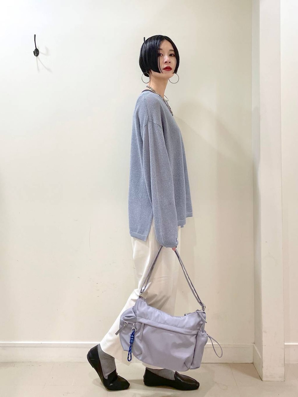 「高見え、若見え、着痩せ・細見え、ママコーデ、楽ちんコーデ、普通_GLOBAL WORK、高身長、体型カバー、GLOBAL WORK、シンプルコーデ、マウンテンパーカー、アウター、ニット、ウツクシルエット_GLOBAL WORK、ウツクシルエットでいこう」|「GLOBAL WORKのウツクシルエットテーパードパンツ/133595(その他パンツ、ホワイト系)」を使った、るんるんさん(レディース・168cm)の春コーディネートの7枚目の写真