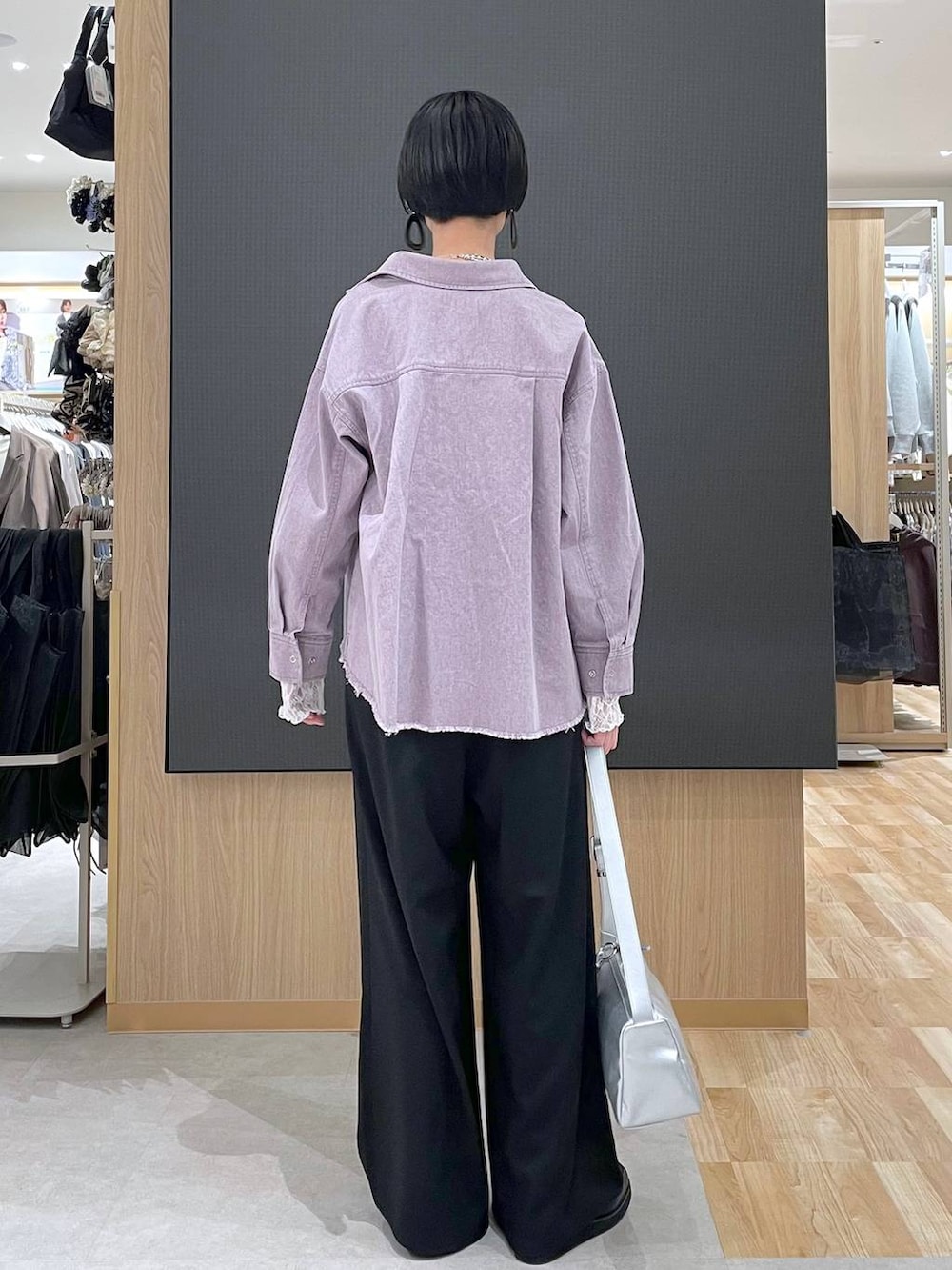 ブラック系のローファー、ホワイト系のTシャツ/カットソー、パープル系のシャツ/ブラウスを着用したレディースの冬コーディネートの3枚目の写真