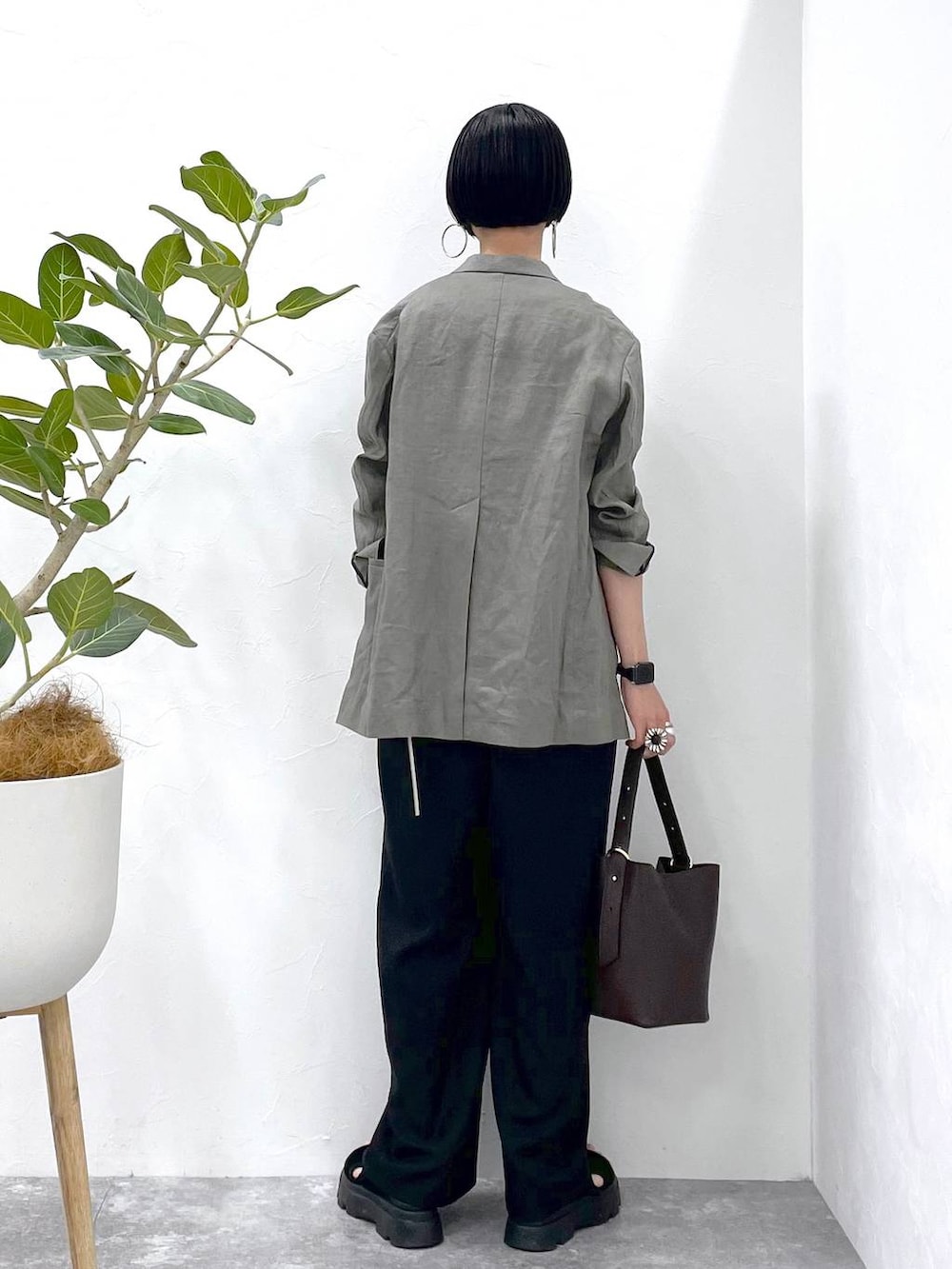 「高見え、若見え、着痩せ・細見え、ママコーデ、楽ちんコーデ、普通_GLOBAL WORK、高身長、体型カバー、GLOBAL WORK、シンプルコーデ、大人カジュアル、ジャケット、タンクトップ、サロペット、ワイドパンツ」｜「GLOBAL WORKのステンレスボールY字ネックレス/106439（ネックレス、シルバー系）」を使った、るんるんさん（レディース・168cm）の夏コーディネートの4枚目の写真