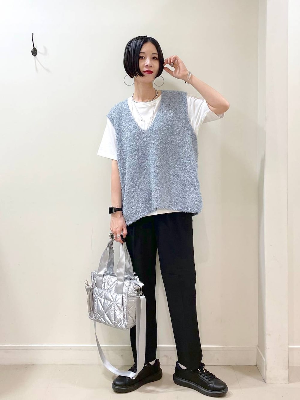 「高見え、若見え、着痩せ・細見え、ママコーデ、楽ちんコーデ、普通_GLOBAL WORK、高身長、体型カバー、GLOBAL WORK、シンプルコーデ、大人カジュアル、Tシャツ、ベスト、テーパードパンツ、パンツ」|「GLOBAL WORKのウツクシルエットテーパードパンツ/133595(その他パンツ、ブラック系)」を使った、るんるんさん(レディース・168cm)の春コーディネートの5枚目の写真