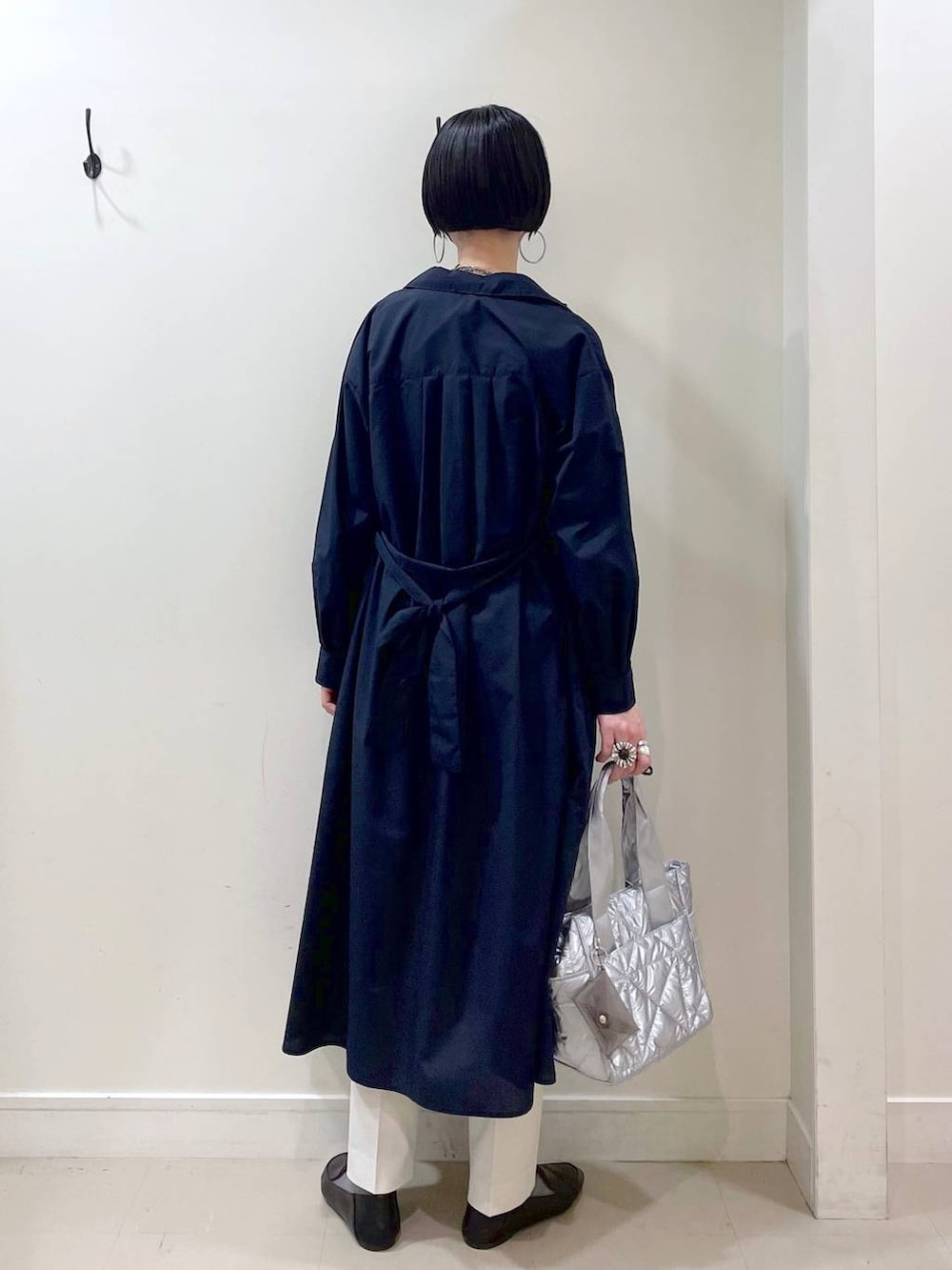 「高見え、若見え、着痩せ・細見え、ママコーデ、楽ちんコーデ、普通_GLOBAL WORK、高身長、体型カバー、GLOBAL WORK、シンプルコーデ、シャツワンピース、ワンピース、ニット、春服みてみて、シャツ」｜「GLOBAL WORKのウツクシルエットテーパードパンツ/133595（その他パンツ、ホワイト系）」を使った、るんるんさん（レディース・168cm）の春コーディネートの5枚目の写真