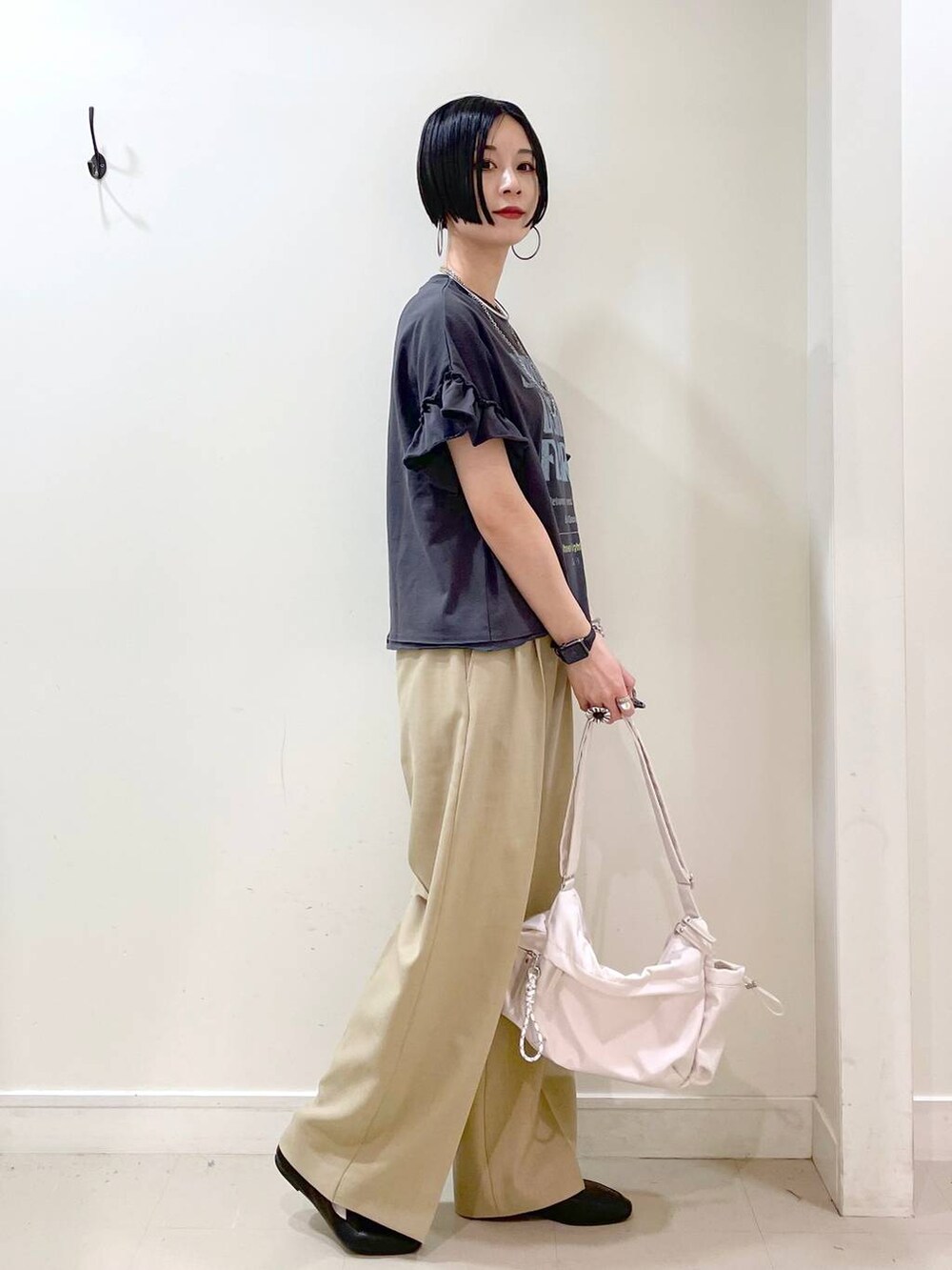 「大人カジュアル、高見え、若見え、着痩せ・細見え、ママコーデ、楽ちんコーデ、普通_GLOBAL WORK、高身長、体型カバー、GLOBAL WORK、シンプルコーデ、Tシャツ、ワイドパンツ、パンツ、春コーデ」｜「GLOBAL WORKのらくっション踏めるバブーシュ/136007（その他シューズ、ブラック系）」を使った、るんるんさん（レディース・168cm）の春コーディネートの3枚目の写真