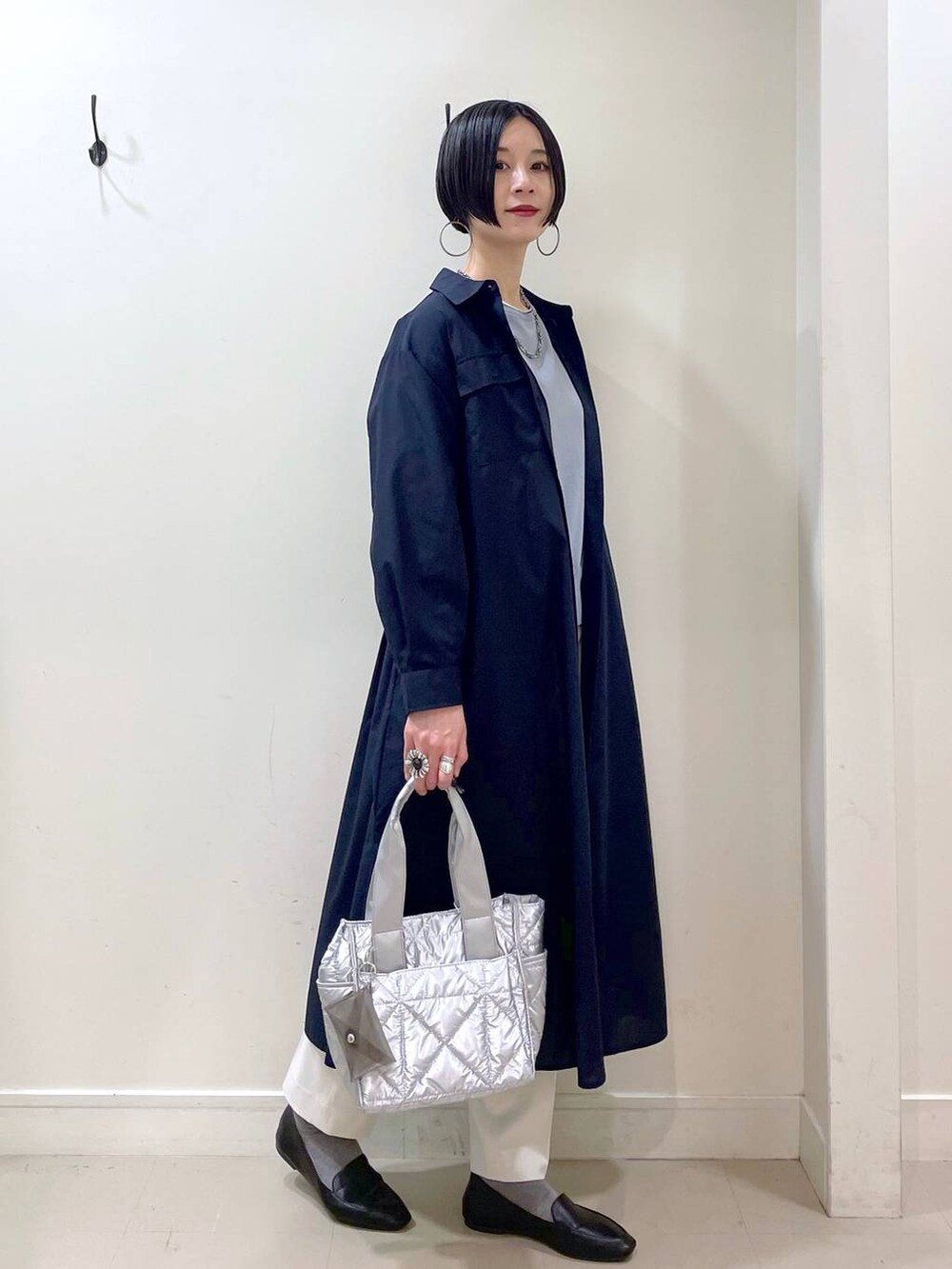 「高見え、若見え、着痩せ・細見え、ママコーデ、楽ちんコーデ、普通_GLOBAL WORK、高身長、体型カバー、GLOBAL WORK、シンプルコーデ、シャツワンピース、ワンピース、ニット、春服みてみて、シャツ」｜「GLOBAL WORKのウツクシルエットテーパードパンツ/133595（その他パンツ、ホワイト系）」を使った、るんるんさん（レディース・168cm）の春コーディネートの4枚目の写真