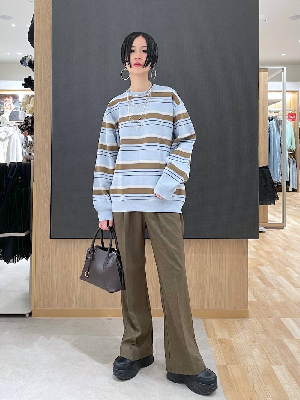 ブラウン系のショルダーバッグ、ブラウン系のその他パンツ、シルバー系のネックレスを着用したレディースの冬コーディネートの5枚目の写真