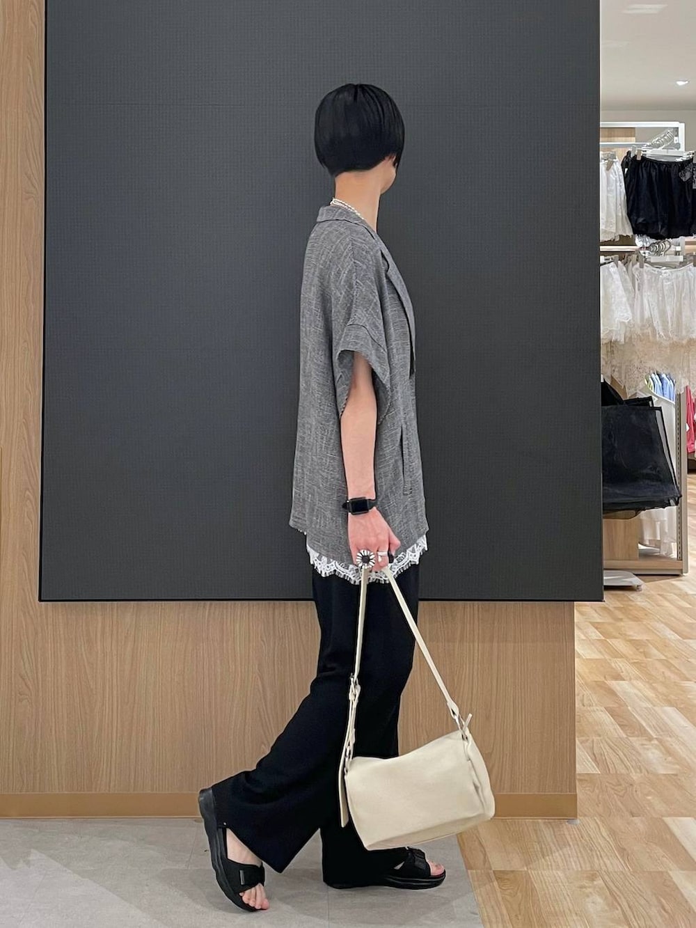 ブラック系のその他パンツ、ホワイト系のタンクトップ、ホワイト系のキャミソールを着用したレディースの夏コーディネートの2枚目の写真