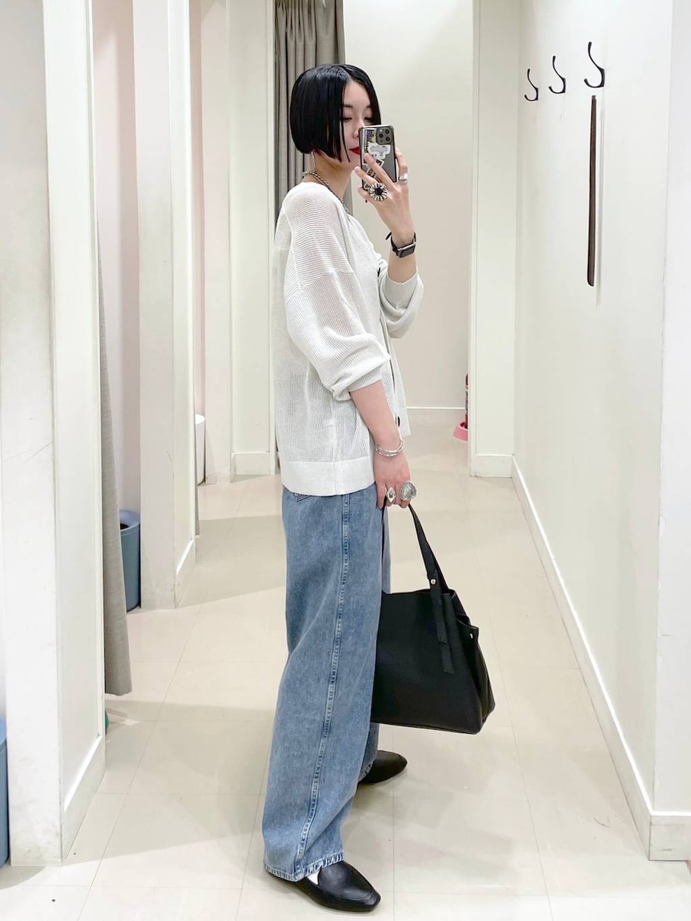 「高見え、若見え、着痩せ・細見え、ママコーデ、楽ちんコーデ、普通_GLOBAL WORK、高身長、体型カバー、GLOBAL WORK、シンプルコーデ、大人カジュアル、カーディガン、キャミソール、デニムパンツ、パンツ」|「GLOBAL WORKのGOODデニムバギーパンツ/118365(デニムパンツ、ブルー系)」を使った、るんるんさん(レディース・168cm)の夏コーディネートの2枚目の写真