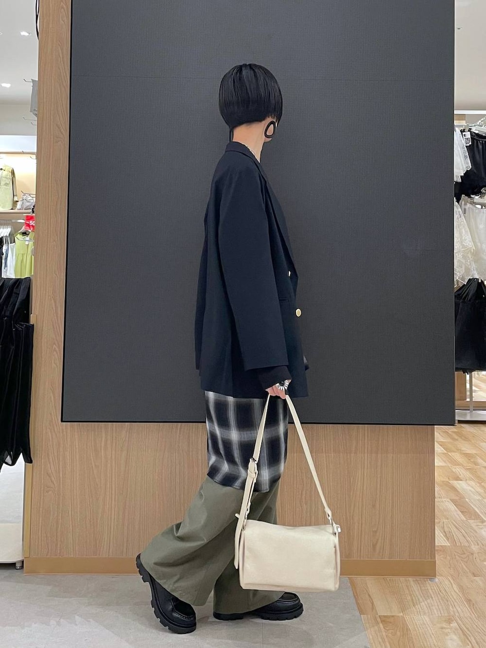 ホワイト系のTシャツ/カットソー、ブラック系のローファー、ブラック系のシャツ/ブラウスを着用したレディースの秋コーディネートの2枚目の写真