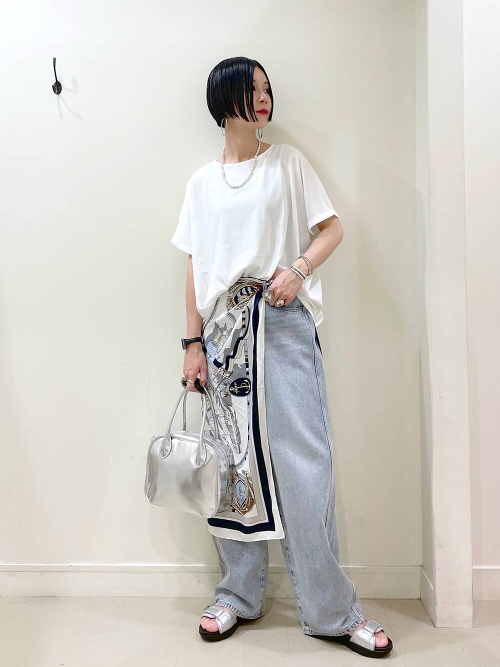 「高見え、若見え、着痩せ・細見え、ママコーデ、楽ちんコーデ、普通_GLOBAL WORK、高身長、体型カバー、GLOBAL WORK、シンプルコーデ、大人カジュアル、Tシャツ、デニムパンツ、パンツ、ワイドパンツ」|「GLOBAL WORKのGOODデニムバギーパンツ/118365(デニムパンツ、ブルー系)」を使った、るんるんさん(レディース・168cm)の夏コーディネートの6枚目の写真