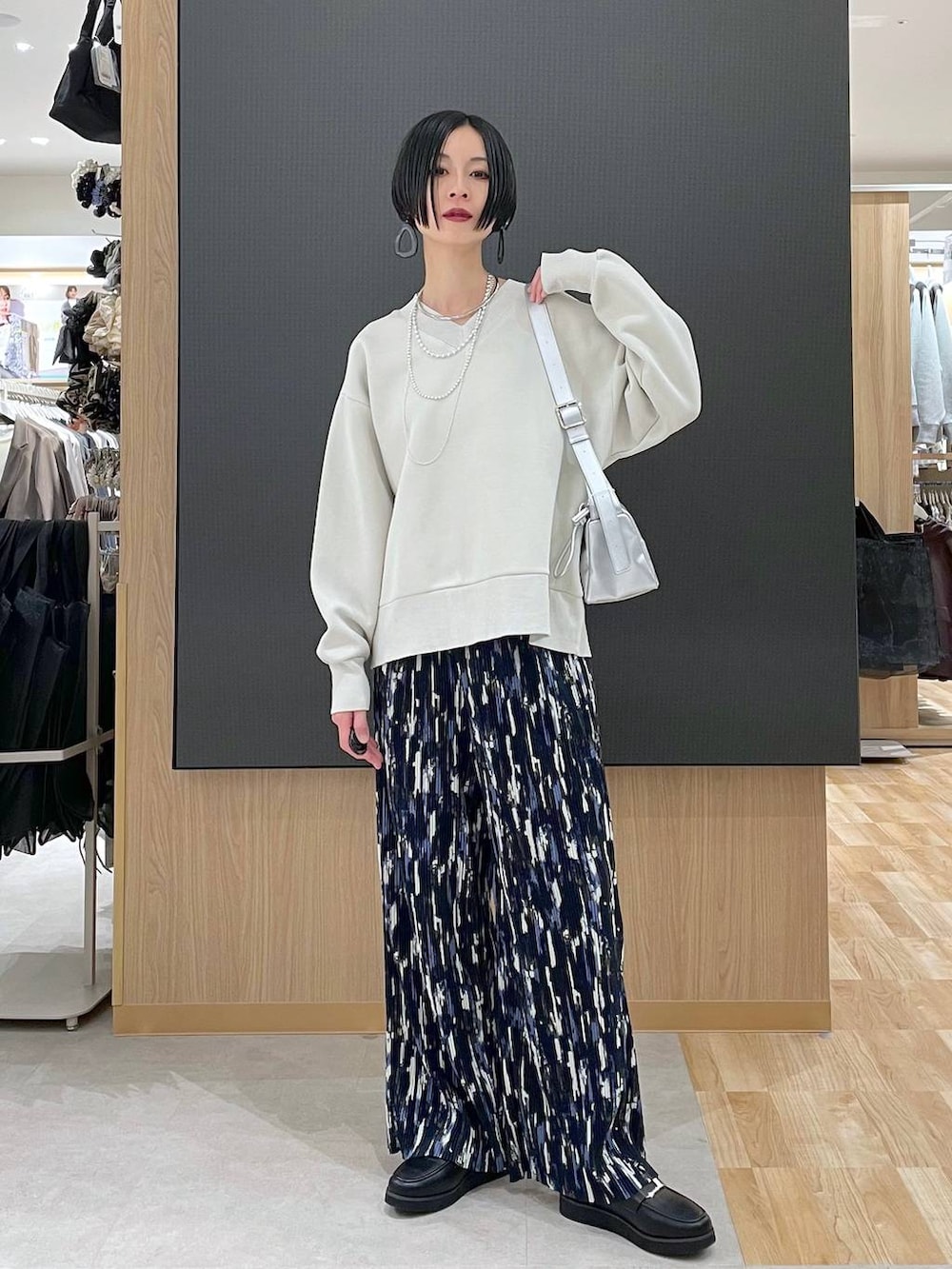 ブラック系のローファー、ブルー系のデニムジャケット、ベージュ系のスウェットを着用したレディースの冬コーディネートの8枚目の写真