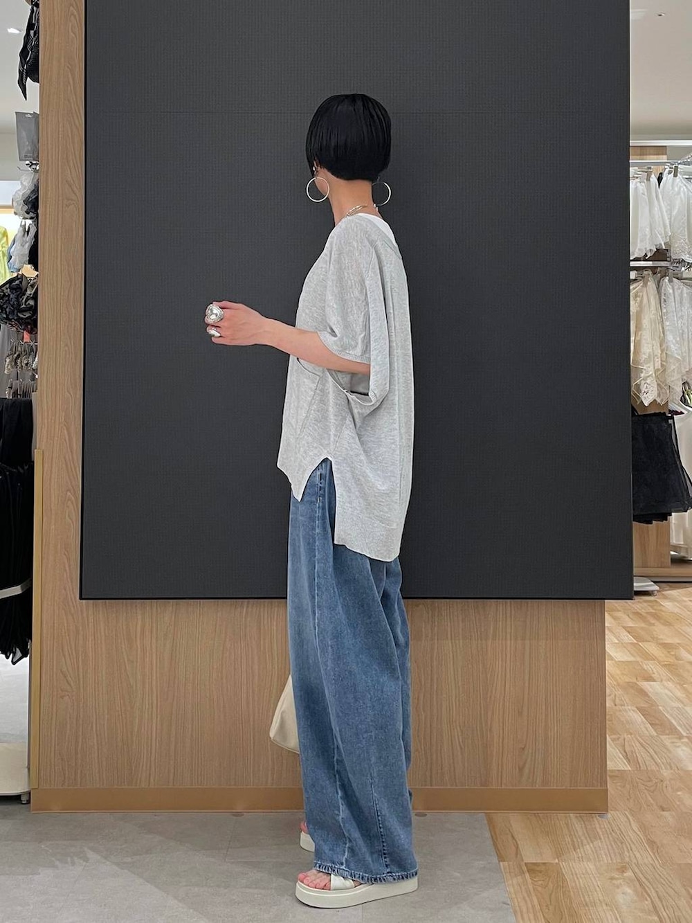 グレー系のカーディガン/ボレロ、ブルー系のデニムパンツ、ホワイト系のタンクトップを着用したレディースの夏コーディネートの5枚目の写真
