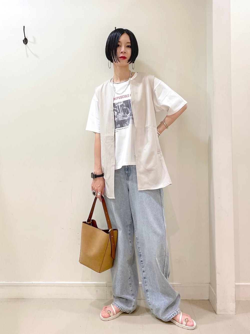 「GLOBAL WORK、シンプルコーデ、高見え、若見え、着痩せ・細見え、ママコーデ、楽ちんコーデ、普通_GLOBAL WORK、高身長、体型カバー、大人カジュアル、Tシャツ、ベスト、デニムパンツ、パンツ」|「GLOBAL WORKのGOODデニムバギーパンツ/118365(デニムパンツ、ブルー系)」を使った、るんるんさん(レディース・168cm)の夏コーディネートの5枚目の写真