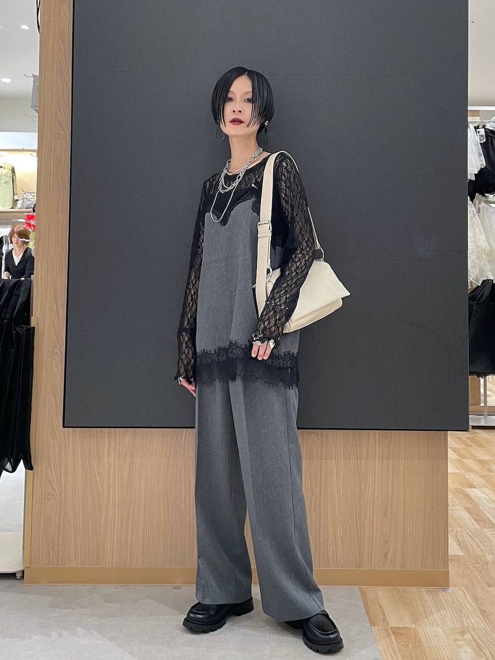 ブラック系のローファー、ブラック系のTシャツ/カットソー、ブラック系のタンクトップを着用したレディースの秋コーディネートの6枚目の写真