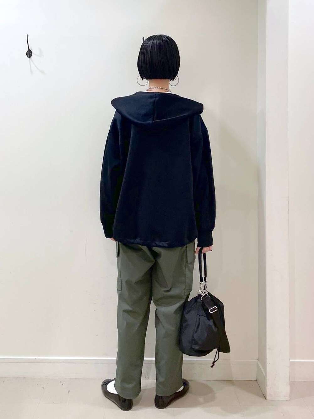 「高見え、若見え、着痩せ・細見え、ママコーデ、普通_GLOBAL WORK、高身長、GLOBAL WORK、パーカー、スウェット、Tシャツ、パンツ、楽ちんコーデ、体型カバー、ネックレス、ショルダーバッグ」|「GLOBAL WORKのクリーンストレッチカーゴパンツ/115880(カーゴパンツ、グリーン系)」を使った、るんるんさん(レディース・168cm)の春コーディネートの4枚目の写真