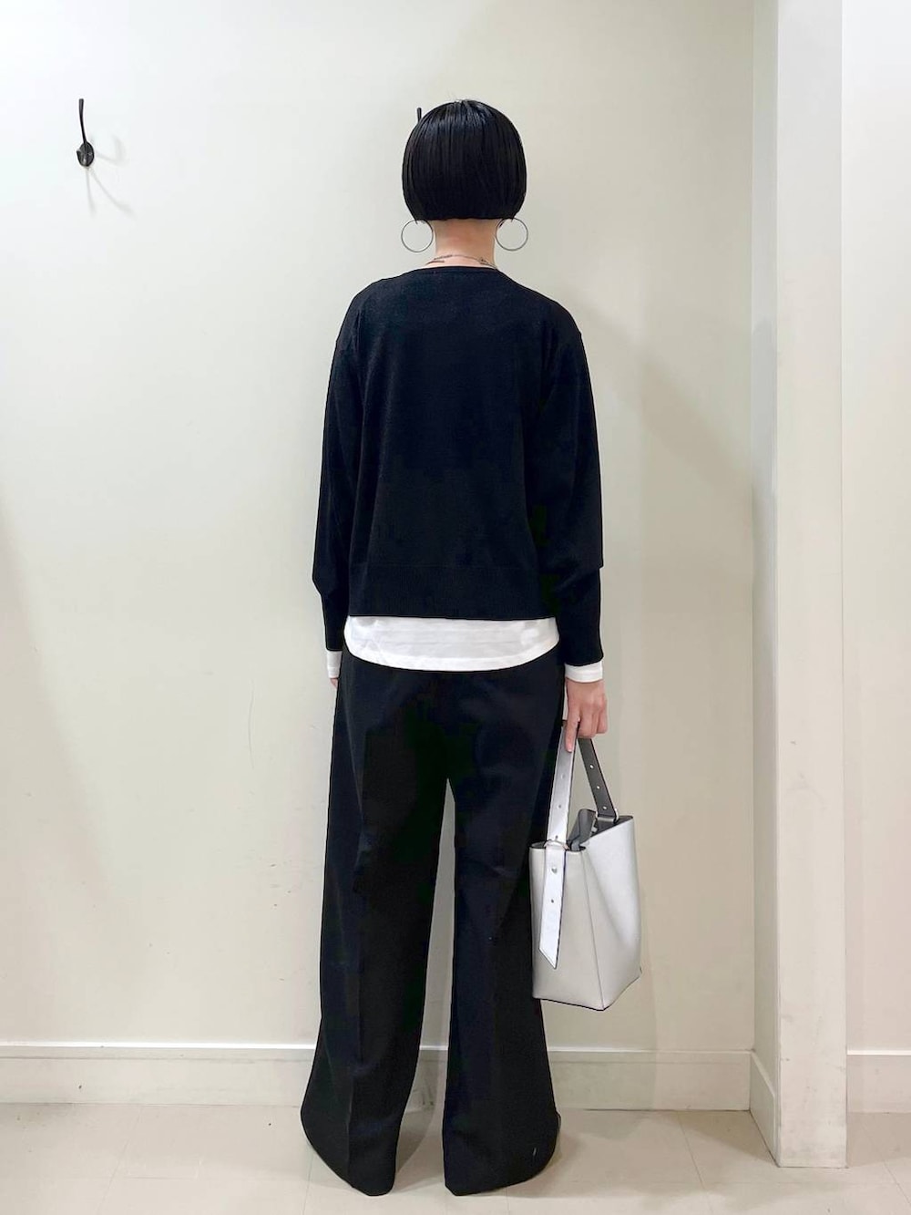 「マウンテンパーカー、ブルゾン、アウター、カーディガン、Tシャツ、ロンT、春コーデ、ワイドパンツ、パンツ、楽ちんコーデ、体型カバー、シンプルコーデ、ネックレス、高見え、若見え」|「GLOBAL WORKのらくっション踏めるバブーシュ/136007(その他シューズ、ブラック系)」を使った、るんるんさん(レディース・168cm)の春コーディネートの9枚目の写真