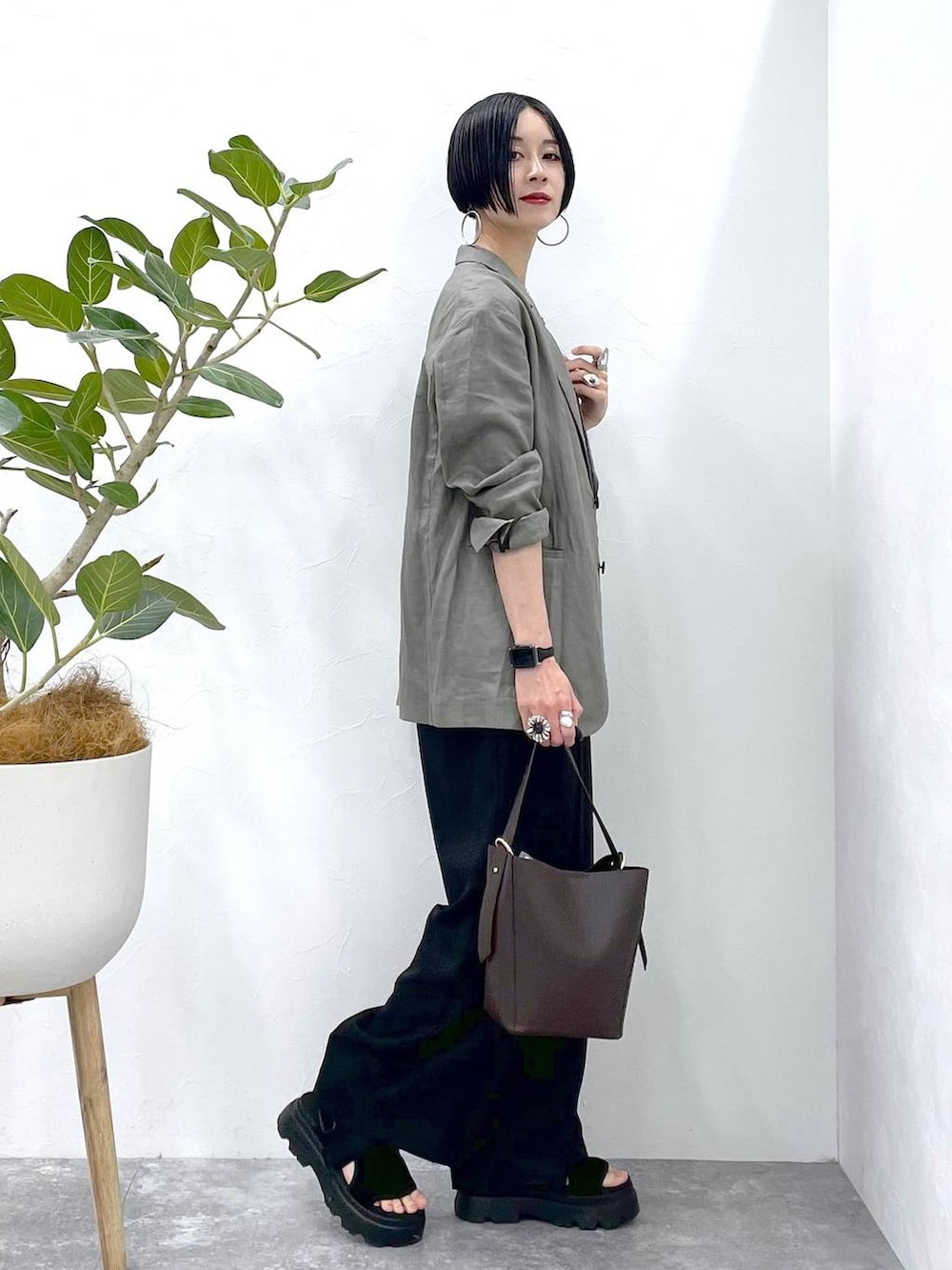 「高見え、若見え、着痩せ・細見え、ママコーデ、楽ちんコーデ、普通_GLOBAL WORK、高身長、体型カバー、GLOBAL WORK、シンプルコーデ、大人カジュアル、ジャケット、タンクトップ、サロペット、ワイドパンツ」｜「GLOBAL WORKのステンレスボールY字ネックレス/106439（ネックレス、シルバー系）」を使った、るんるんさん（レディース・168cm）の夏コーディネートの3枚目の写真