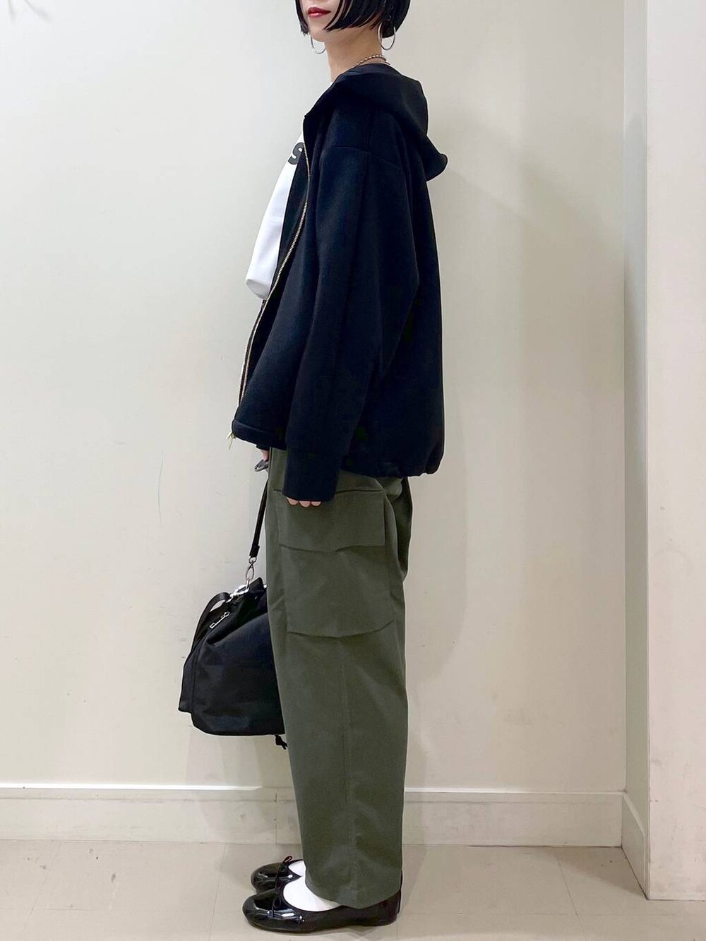 「高見え、若見え、着痩せ・細見え、ママコーデ、普通_GLOBAL WORK、高身長、GLOBAL WORK、パーカー、スウェット、Tシャツ、パンツ、楽ちんコーデ、体型カバー、ネックレス、ショルダーバッグ」|「GLOBAL WORKのクリーンストレッチカーゴパンツ/115880(カーゴパンツ、グリーン系)」を使った、るんるんさん(レディース・168cm)の春コーディネートの5枚目の写真